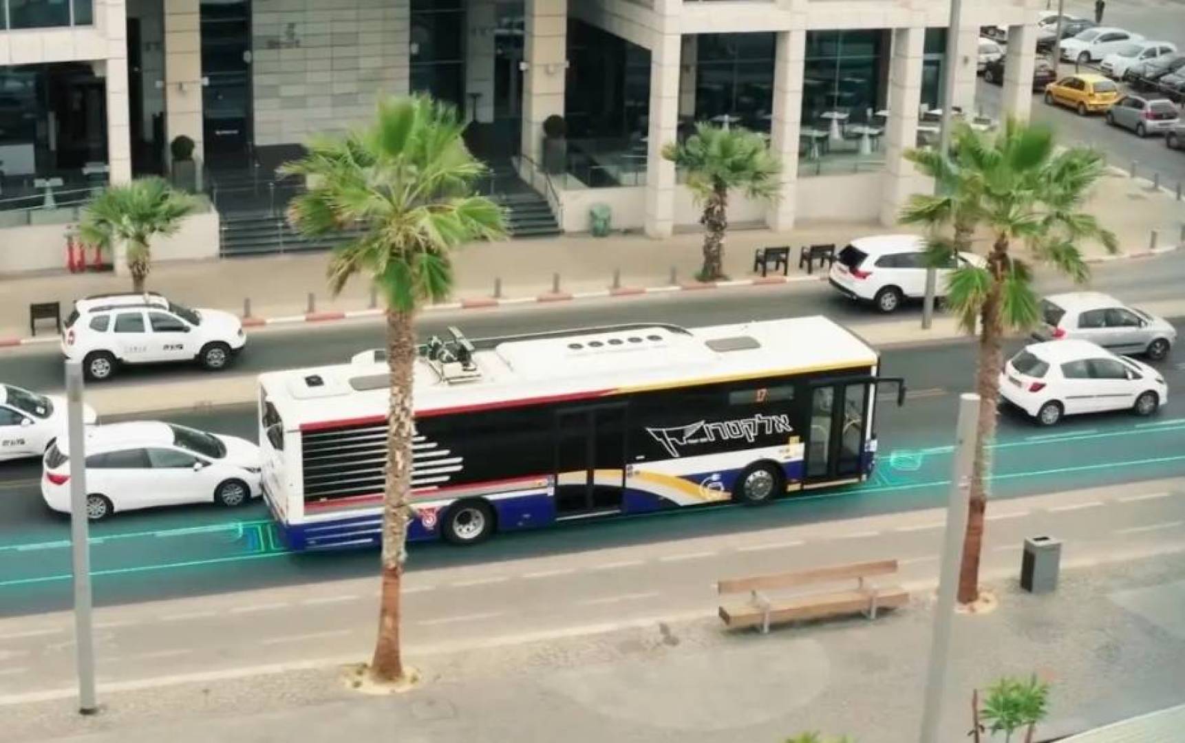 فرنسا تطلق أول طريق سريع يشحن السيارات الكهربائية لاسلكيا أثناء سيرها فرنسا تطلق أول طريق سريع يشحن السيارات الكهربائية لاسلكيا أثناء سيرها