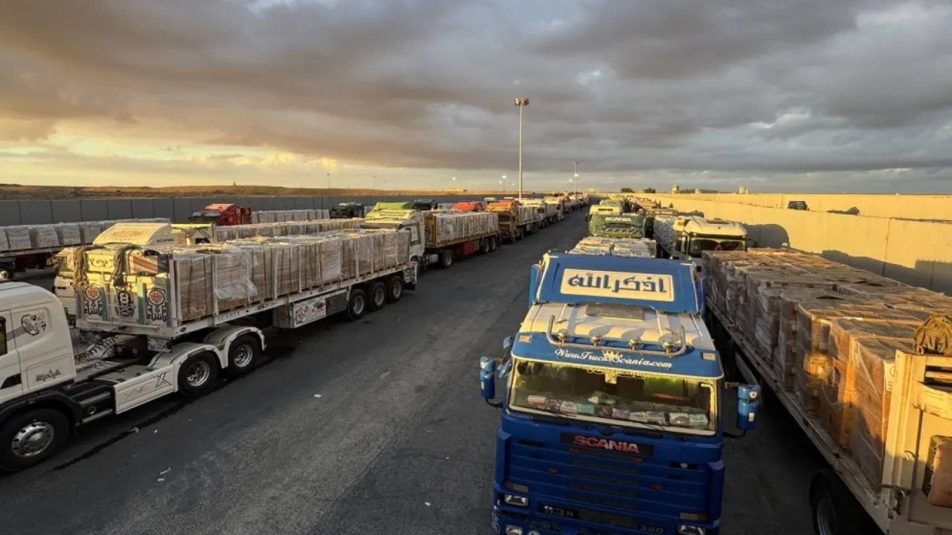 بدء دخول شاحنات المساعدات الإنسانية إلى قطاع غزة عبر معبر رفح