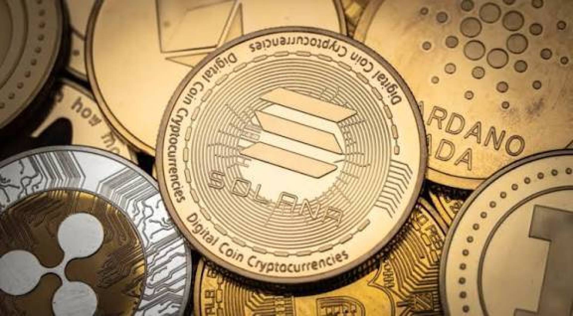 عاصفة في سوق الكريبتو.. عملة سولانا SOL تتحدى XRP وBTC تقترب من انهيار جديد
