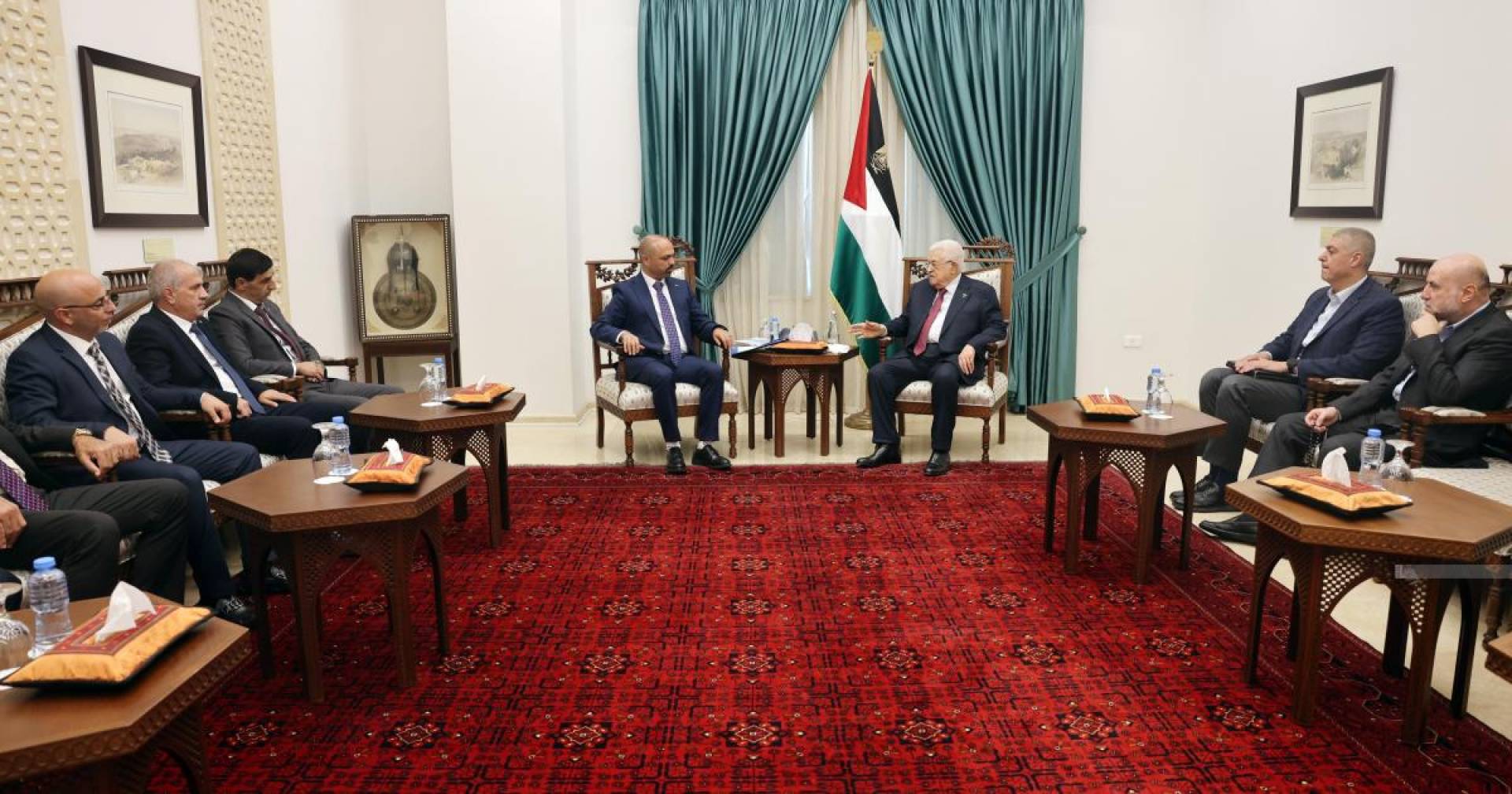 الرئيس الفلسطيني يؤكد على أهمية مشاركة اتحاد المقاولين في إعمار غزة