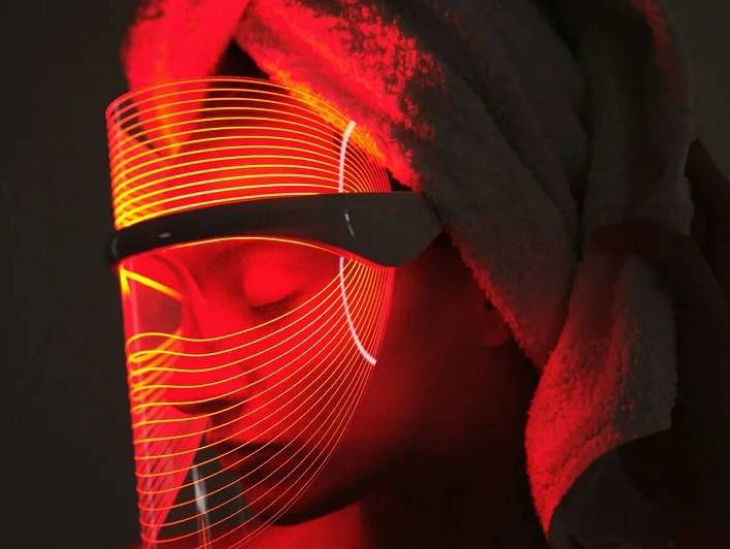 أقنعة LED الحمراء لعلاج التجاعيد وحب الشباب.. الحقيقة العلمية