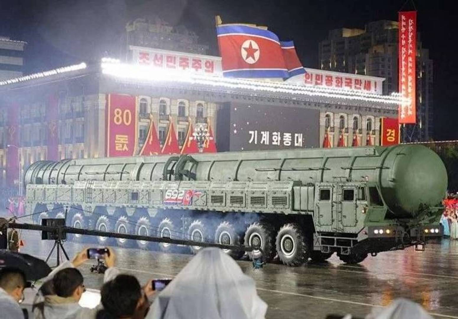 كوريا الشمالية تكشف عن صاروخ باليستي جديد عابر للقارات كوريا الشمالية تكشف عن صاروخ باليستي جديد عابر للقارات