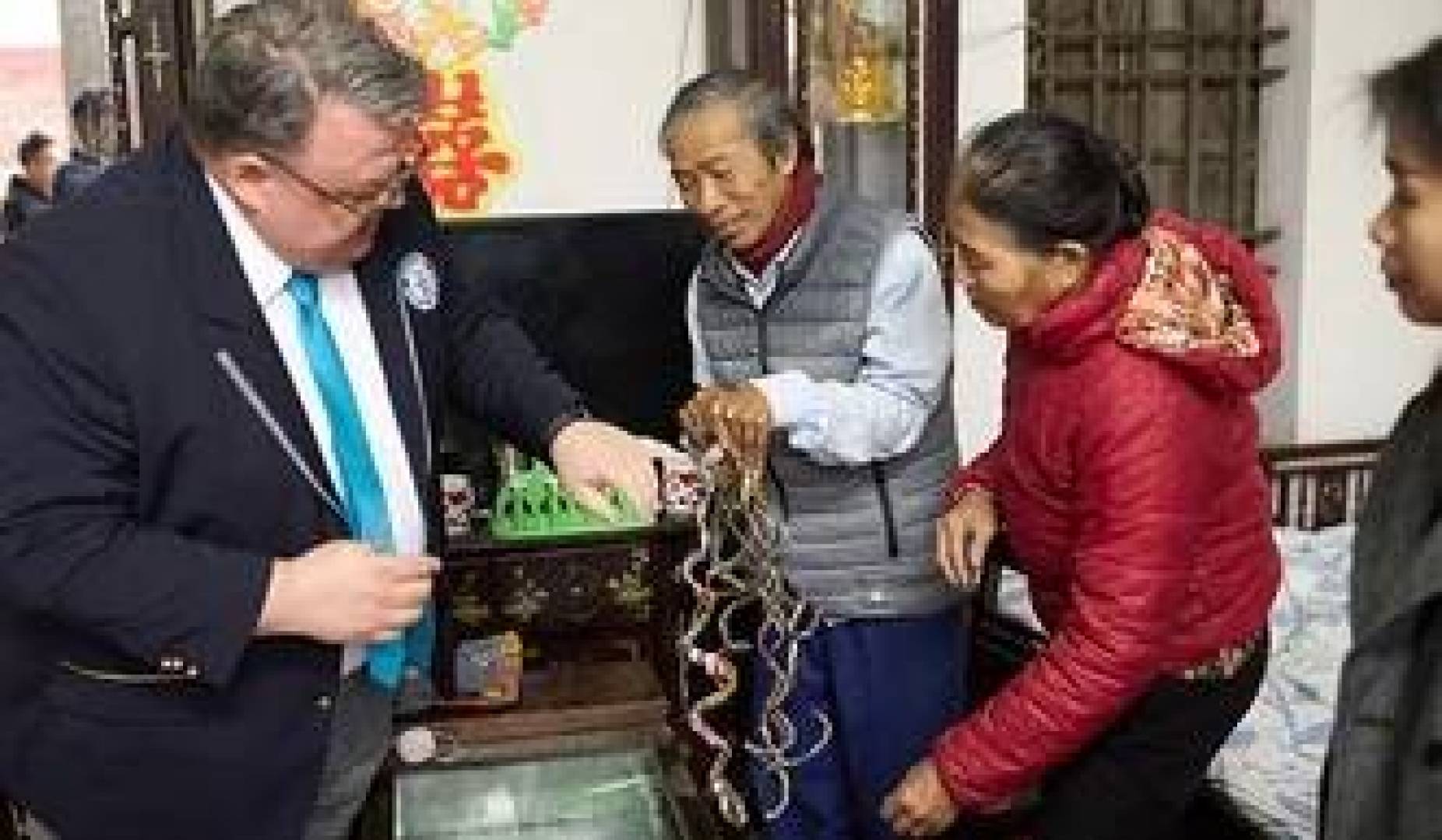 فنان فيتنامي يدخل غينيس بإطالة أظافره لمدة 34 عام