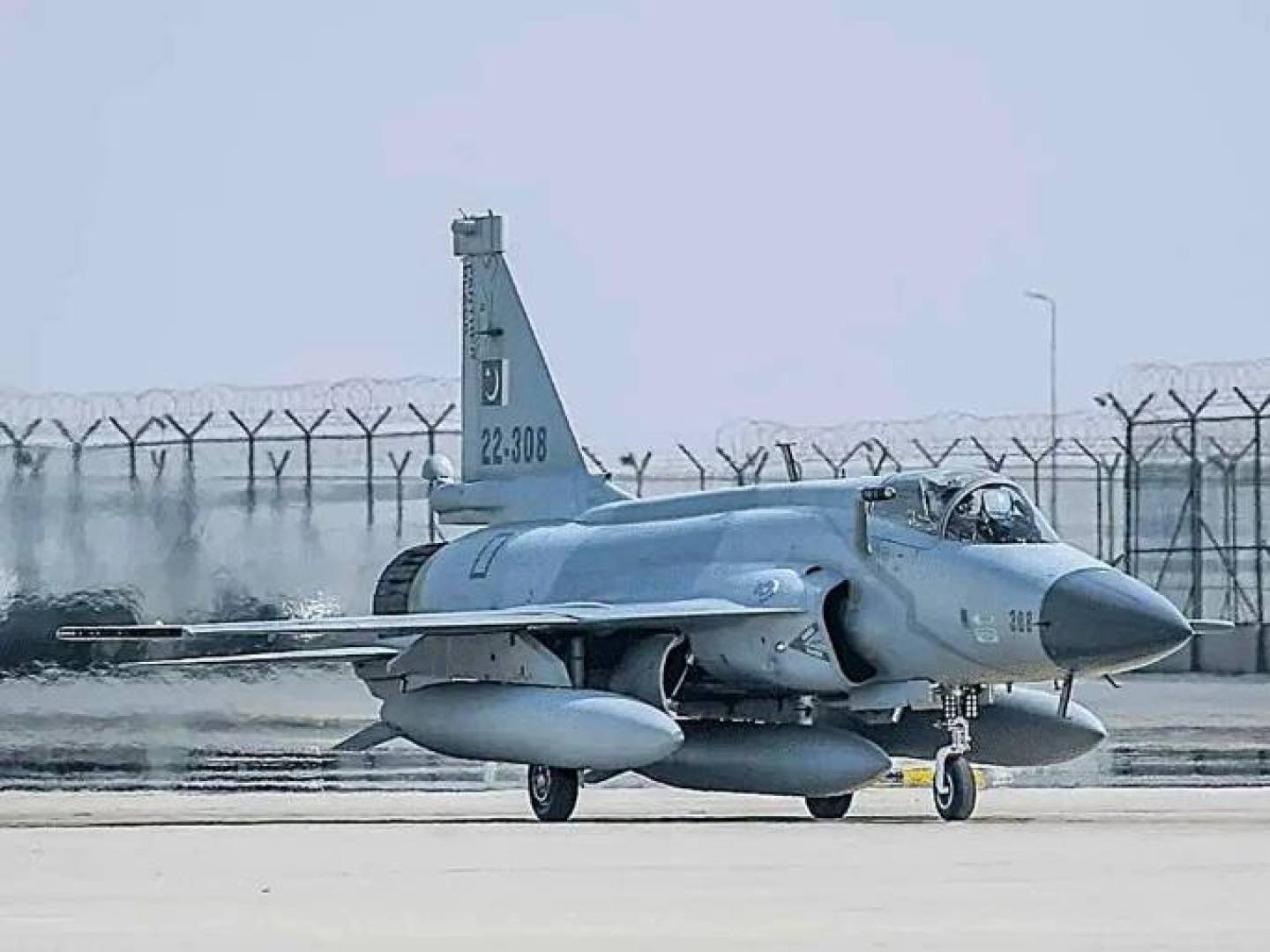 مقاتلات باكستانية في أذربيجان لتعزيز التعاون العسكري الدفاعي بين البلدين مقاتلات باكستانية في أذربيجان لتعزيز التعاون العسكري الدفاعي بين البلدين