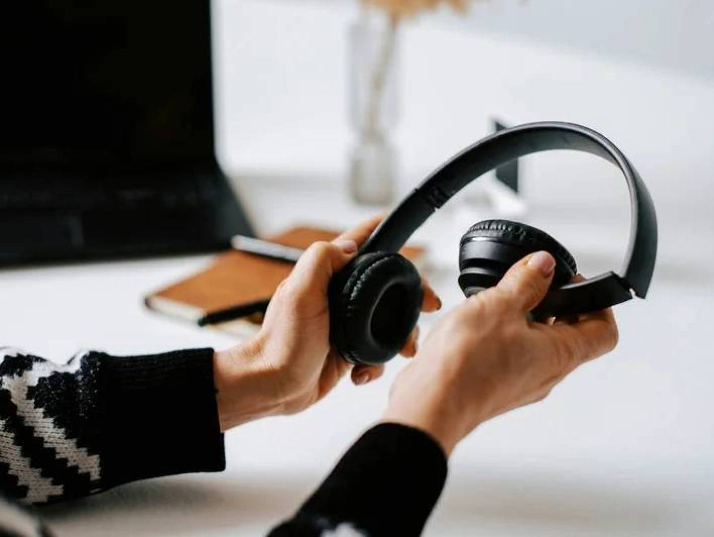 دراسة علمية تكشف تأثير كلمات الأغاني على سلوك الإنسان ومشاعره