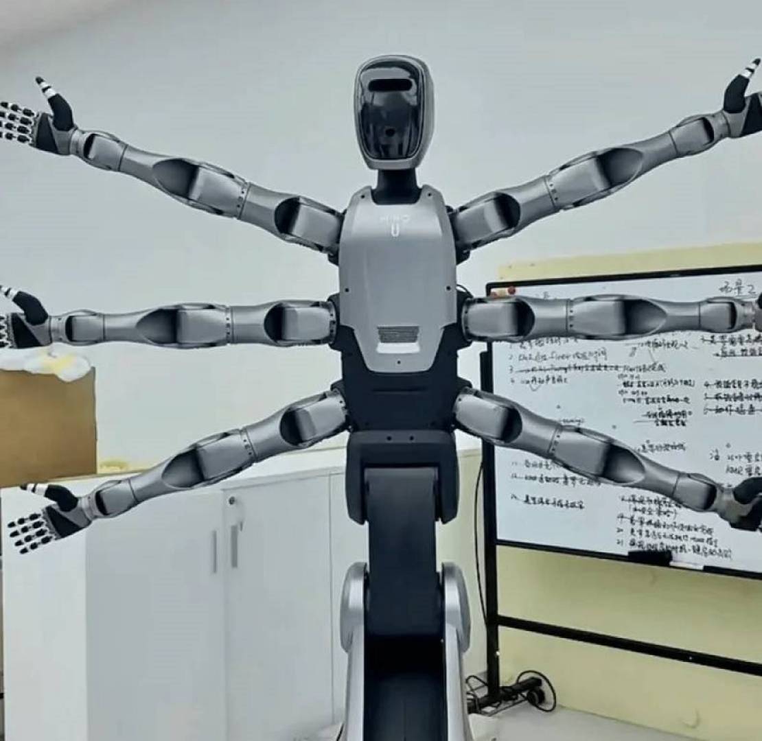 ابتكار صيني لأول روبوت بشري في العالم بستة أذرع