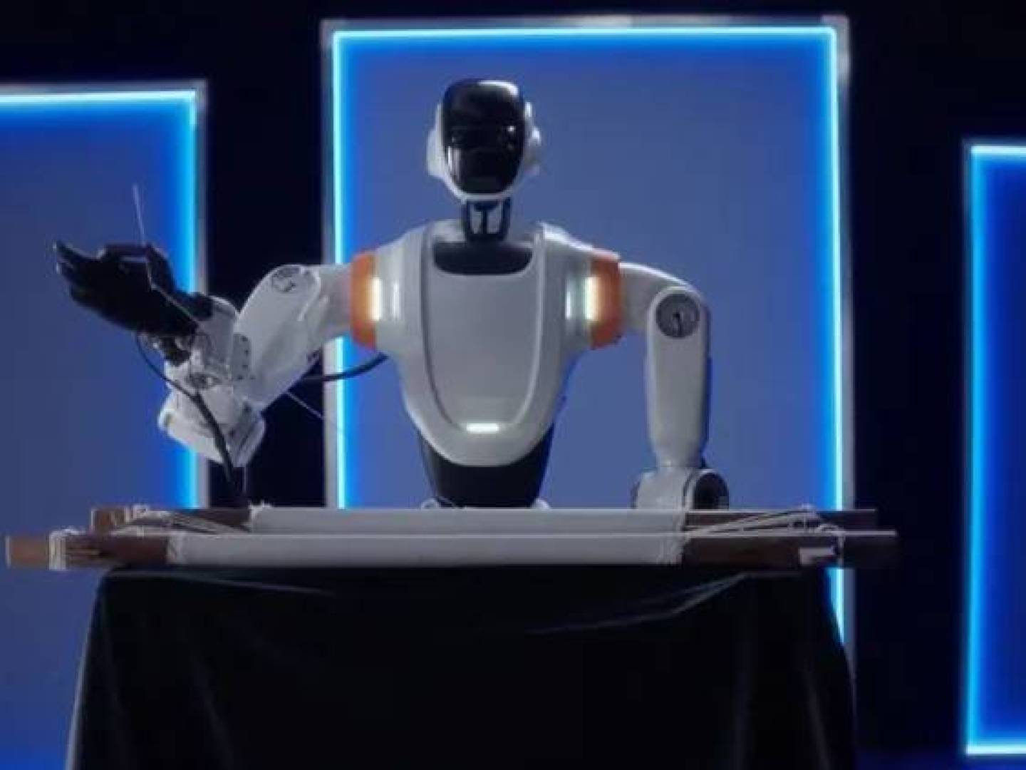 إنجاز تاريخي صيني روبوت ينجح في التطريز بيدين