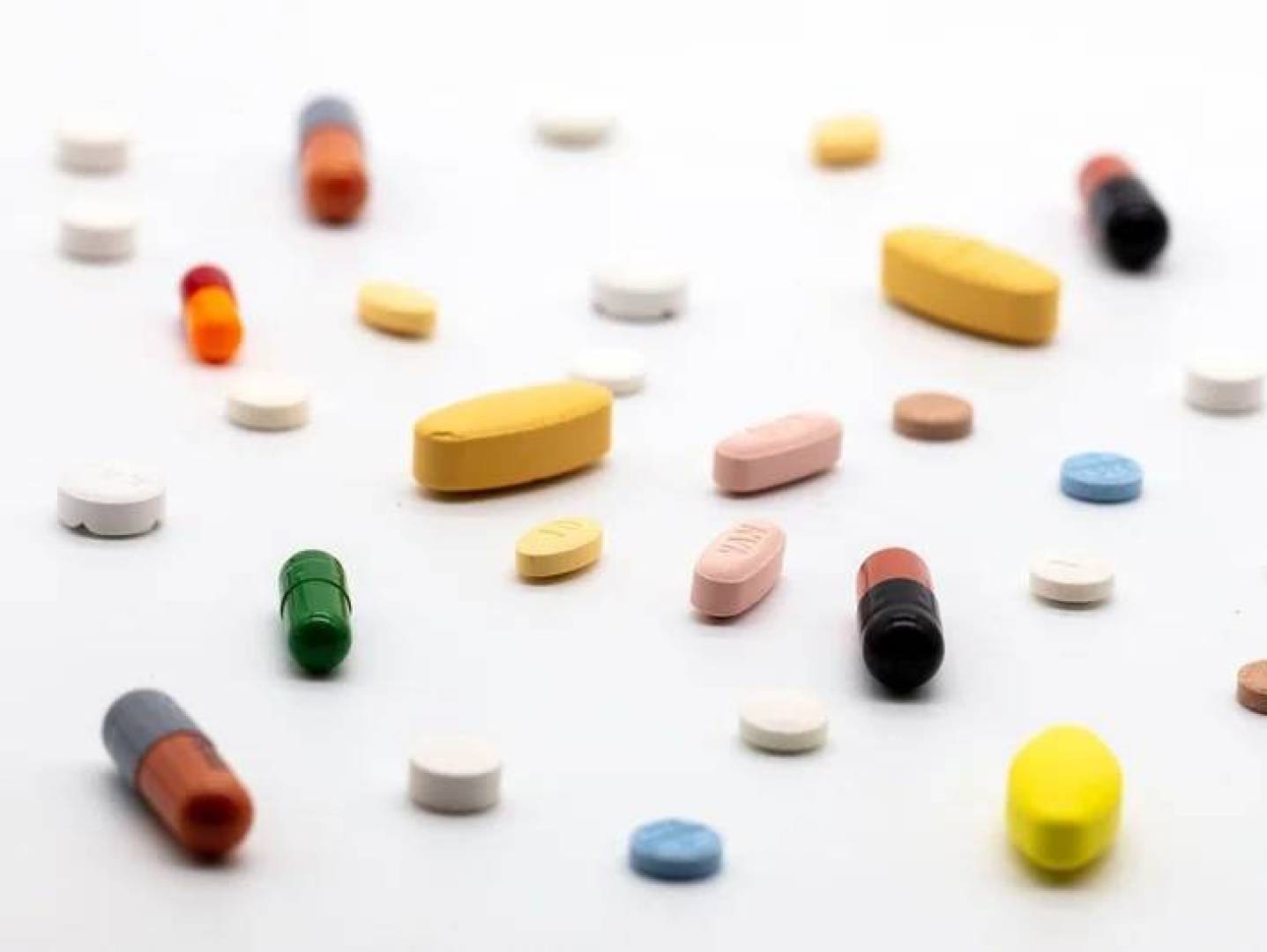 الكشف عن علاقة غير متوقعة بين الفيتامينات وخطر الإصابة بالسرطان