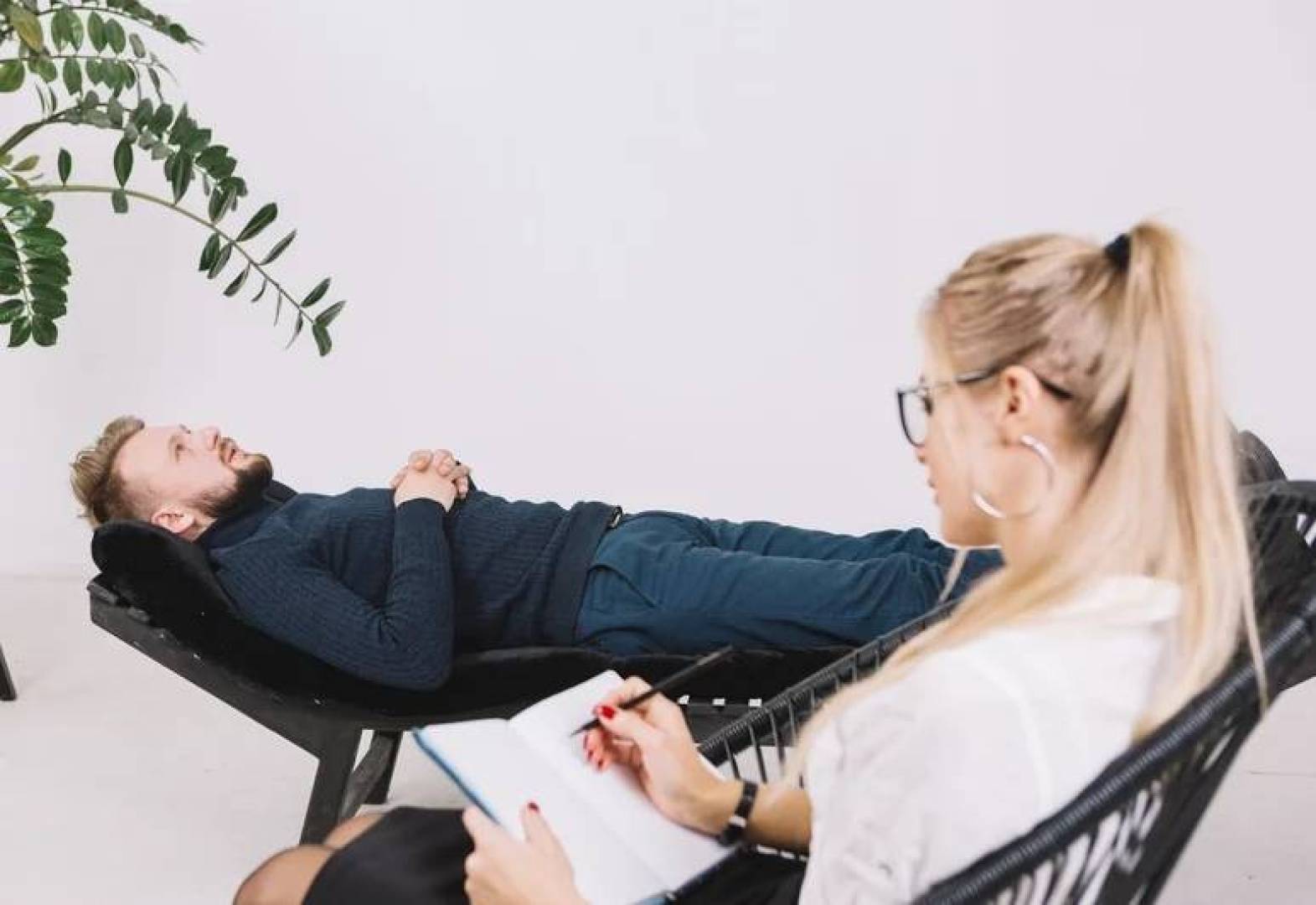 توضيح يكشف عن سبب تكرار السلوكيات الضارة رغم إدراك نتائجها