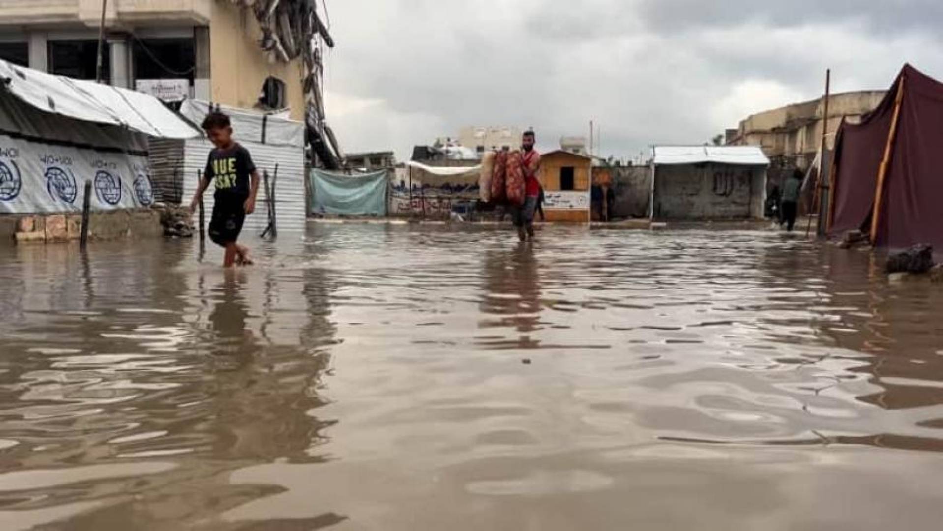 الأمطار تغرق عدة مخيمات بالكامل في غزة