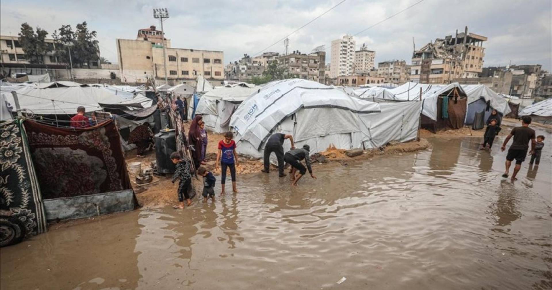 منخفض بيرون.. يغرق خيام النازحين في قطاع غزة