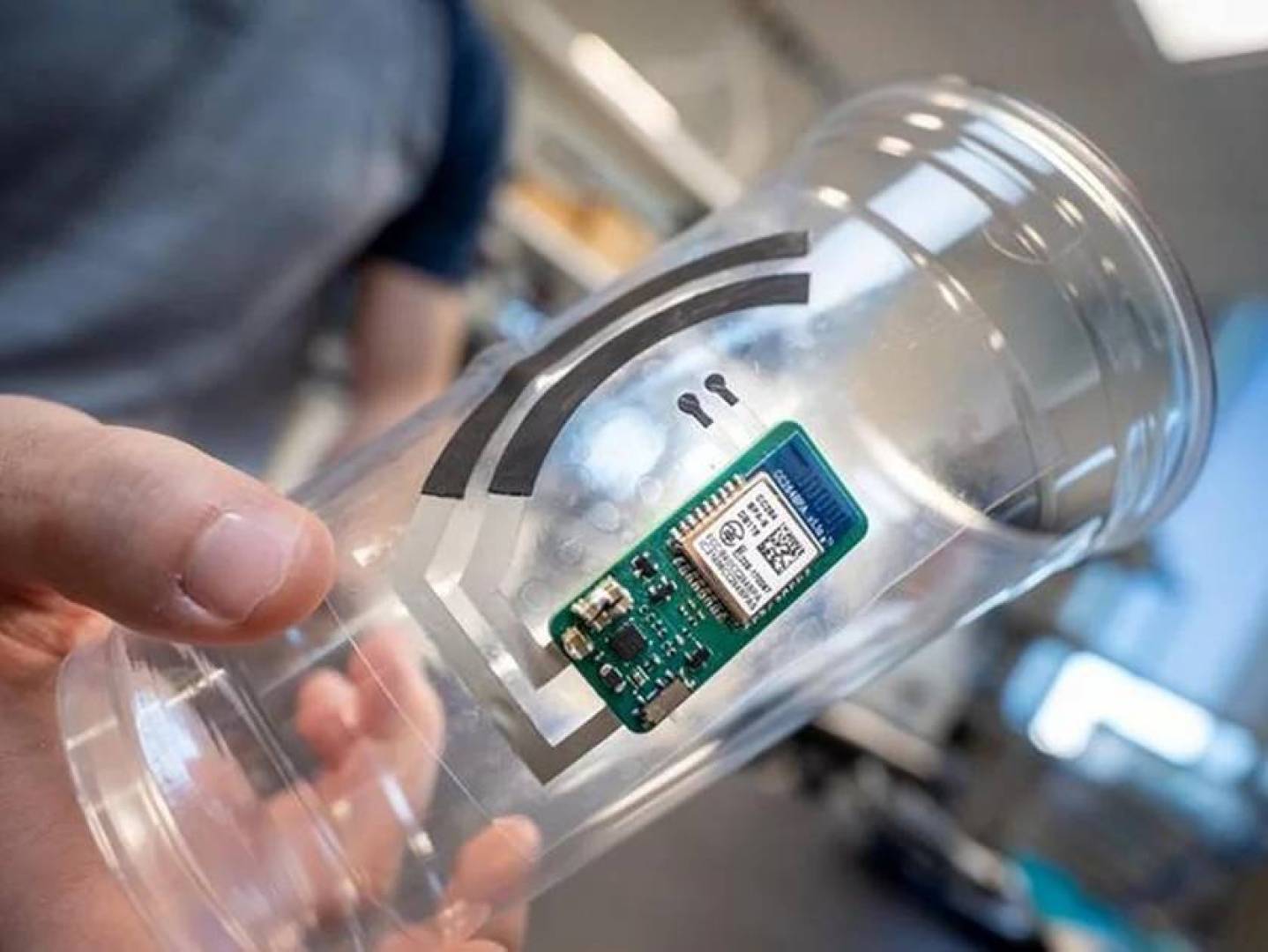 ملصق إلكتروني يقيس مستوى فيتامين C عند ملامسة الكوب