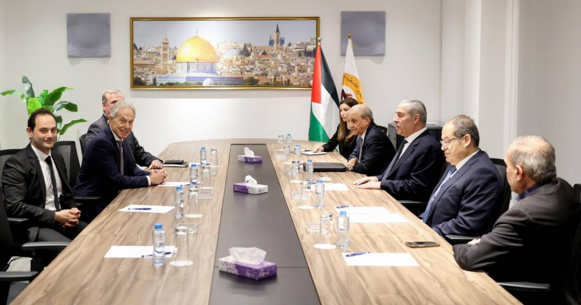 تفاصيل اجتماع حسين الشيخ مع طوني بلير ومسؤول أمريكي