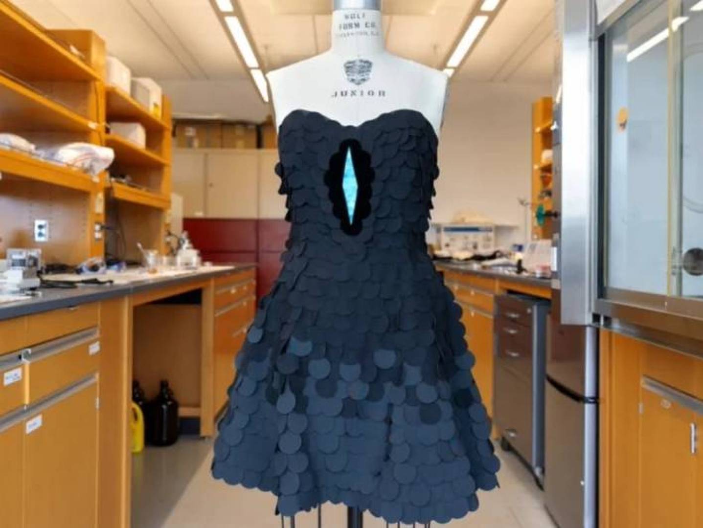 ابتكار أعتَم قماش في العالم يعكس 0.13% فقط من الضوء