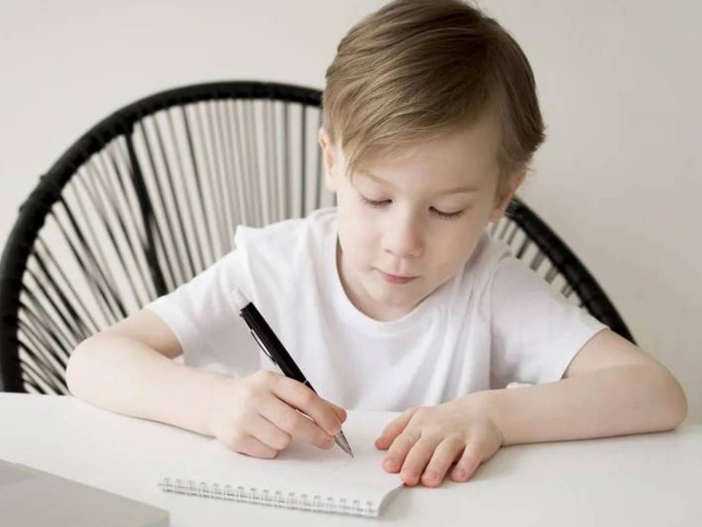 تخفيف التوتر وتعزيز مرونة الدماغ عبر الكتابة اليدوية