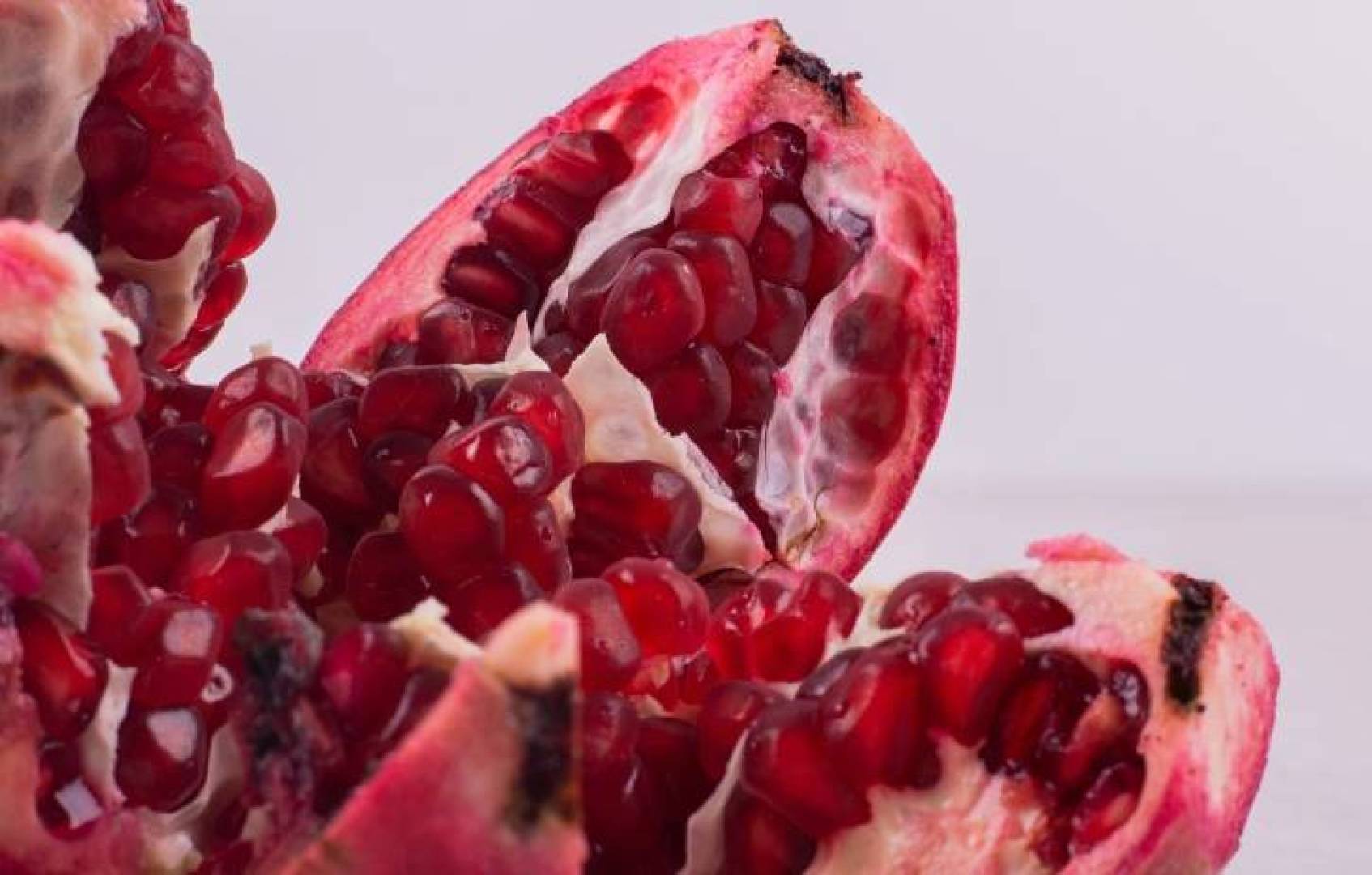 مركب مستخلص من فاكهة الرمان يعيد شباب الخلايا المناعية