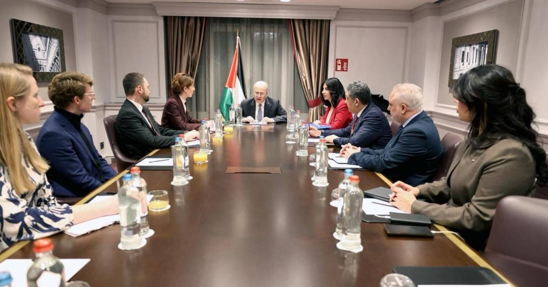 رئيس الحكومة الفلسطينية يلتقي عدد من المسؤولين الأوروبيين بشأن غزة