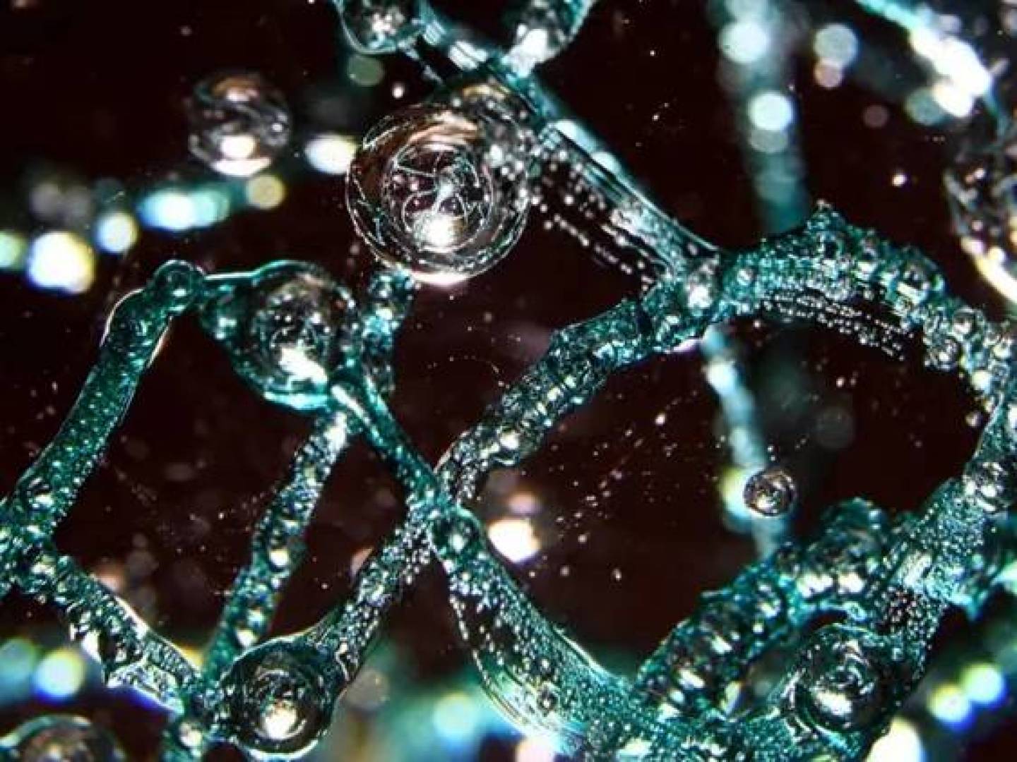 اكتشاف مادة تجمع بين خصائص السائل والصلب