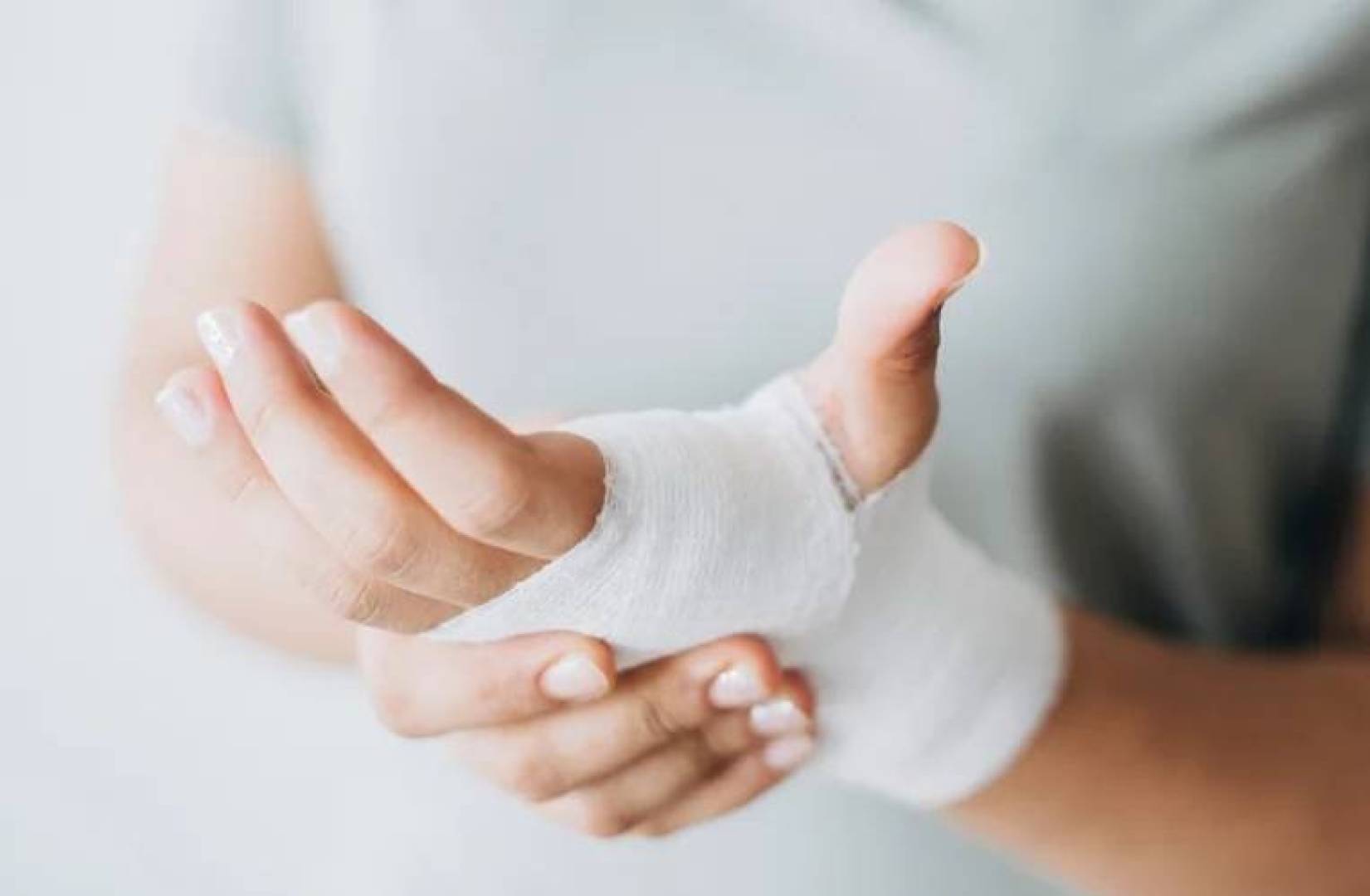 دراسة تكشف دور اللمس والهرمونات في تسريع التئام الجروح الجلدية