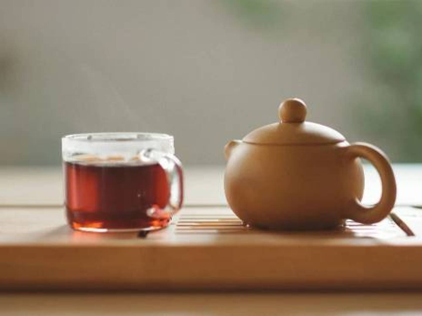 تأثير شرب الشاي والقهوة على صحة عظام النساء بعد سن الخمسين