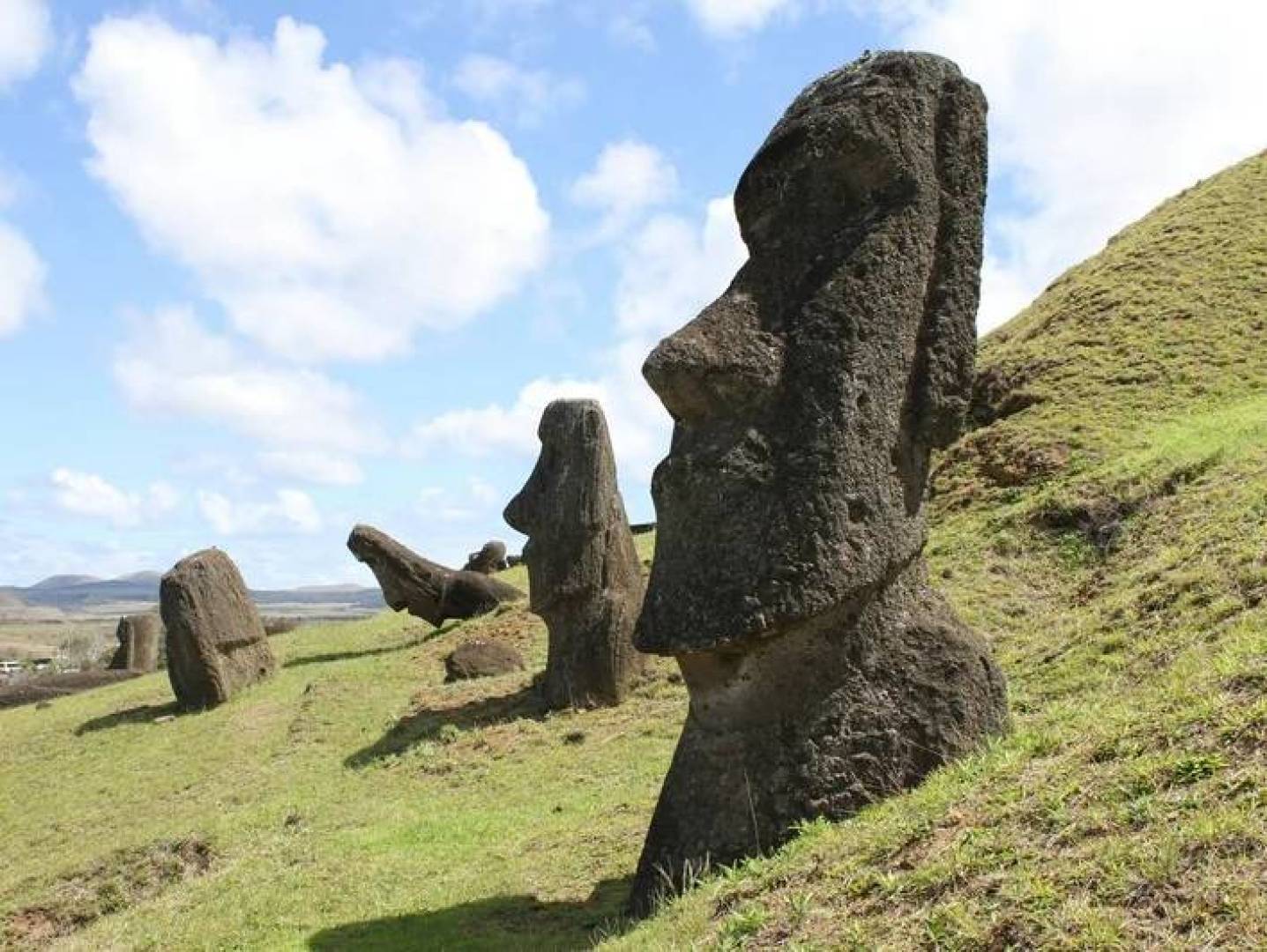 لغز صناعة تماثيل المواي على جزيرة القيامة في تشيلي