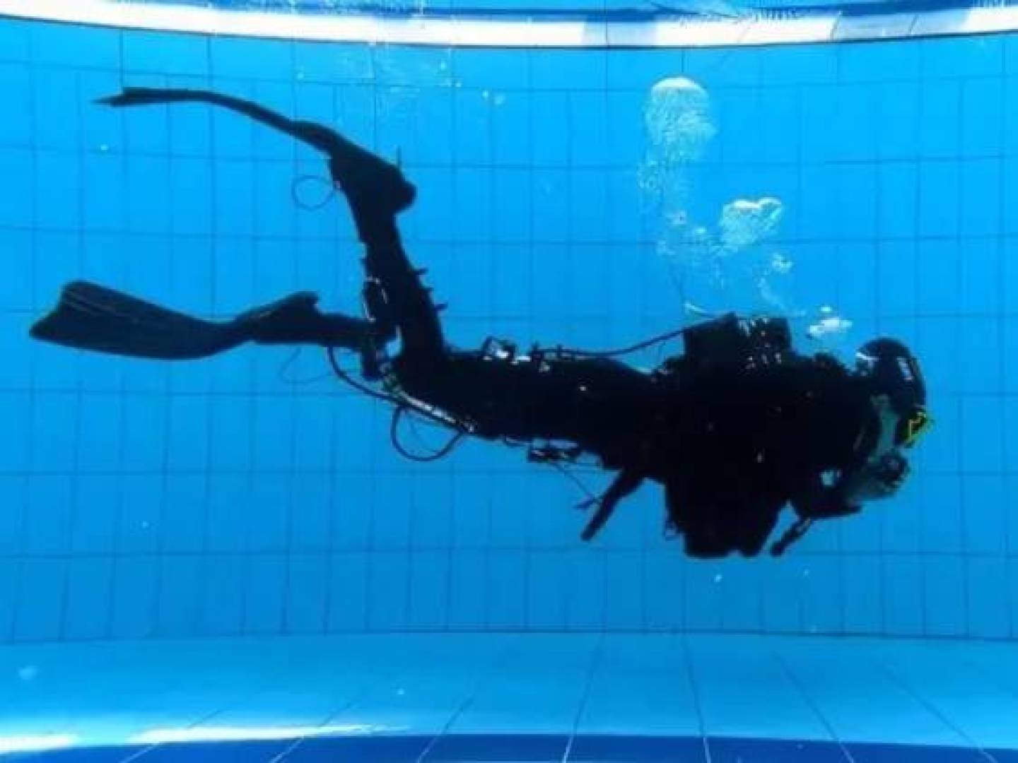 أول هيكل خارجي روبوتي محمول للغوص.. يحسن الأداء تحت الماء