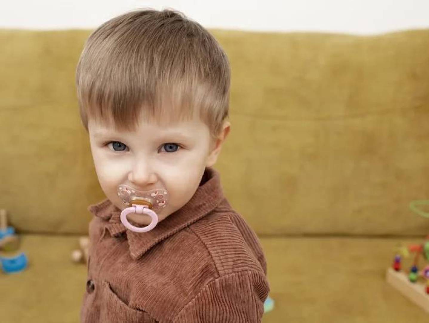 علماء يكشفون العمر المثالي لحماية أسنان الطفل ووقف استخدام اللهاية