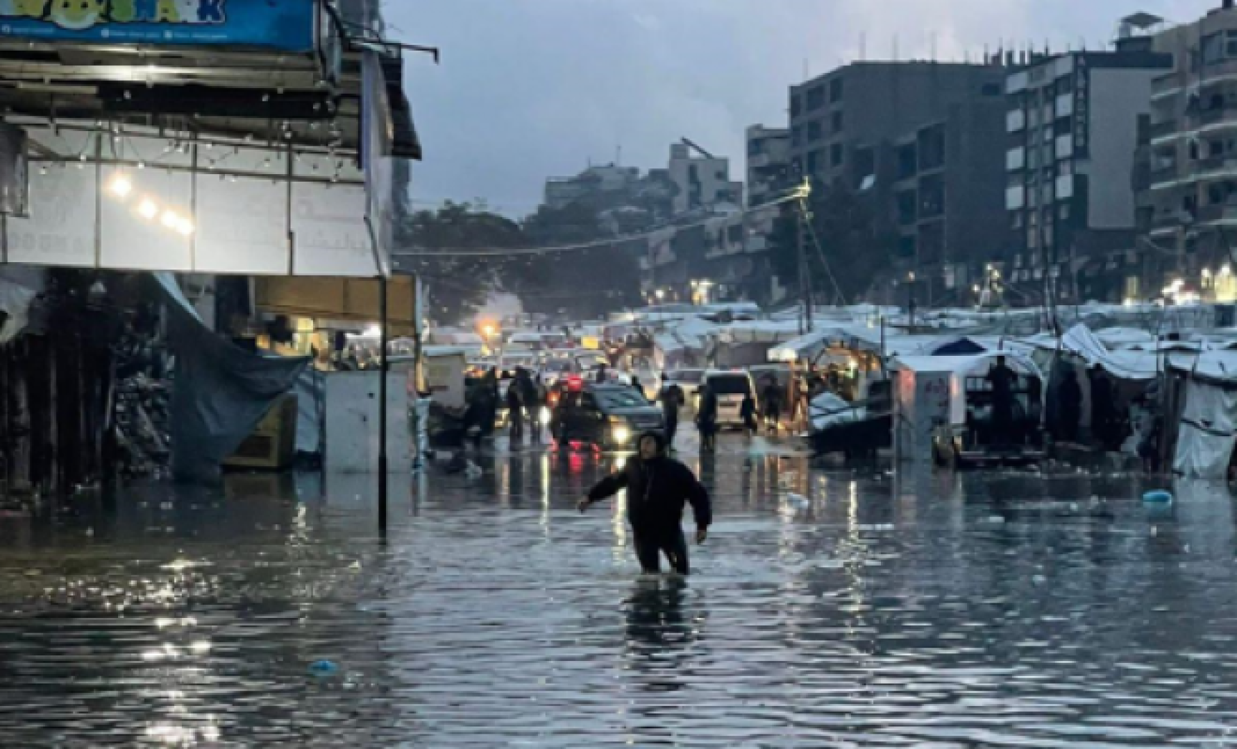 الأمطار تغرق مستشفى الشفاء وتشرد آلاف النازحين في قطاع غزة