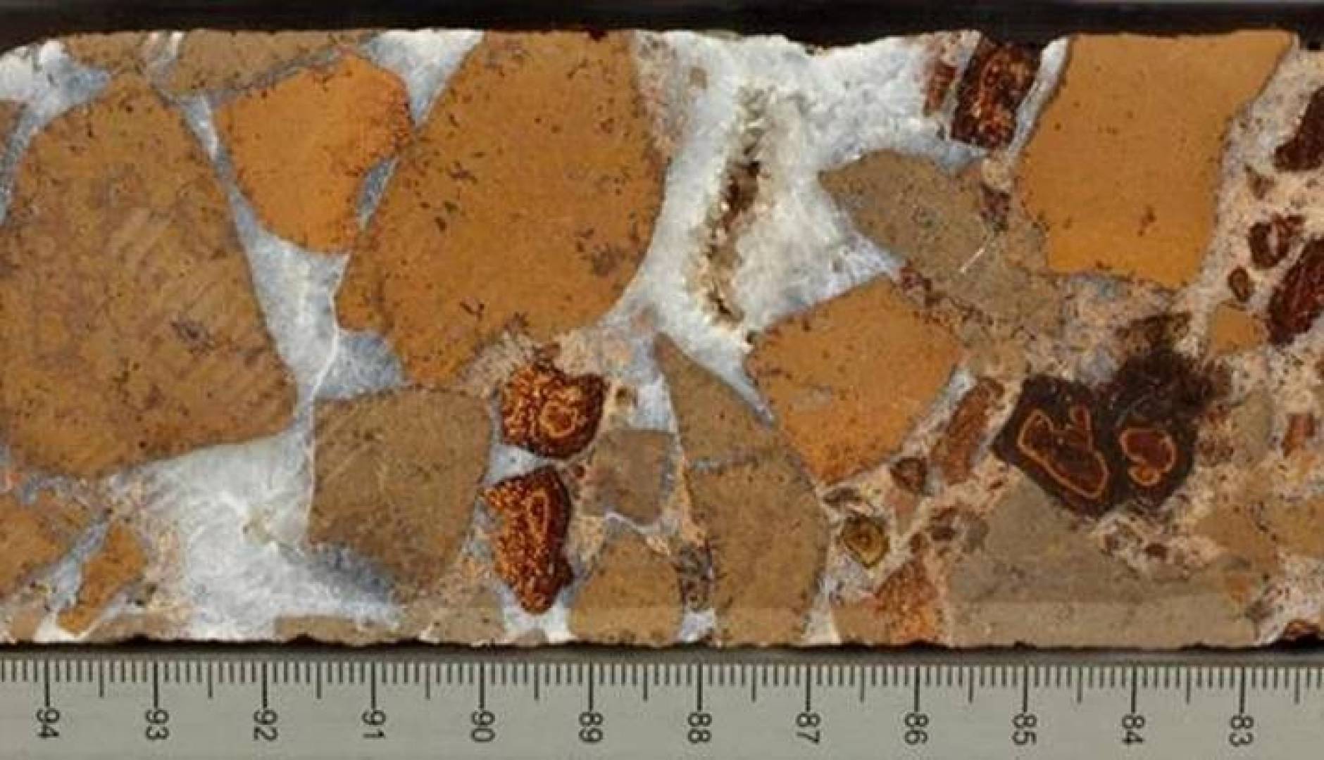 اكتشاف مصائد طبيعية عملاقة لثاني أكسيد الكربون في قاع المحيط