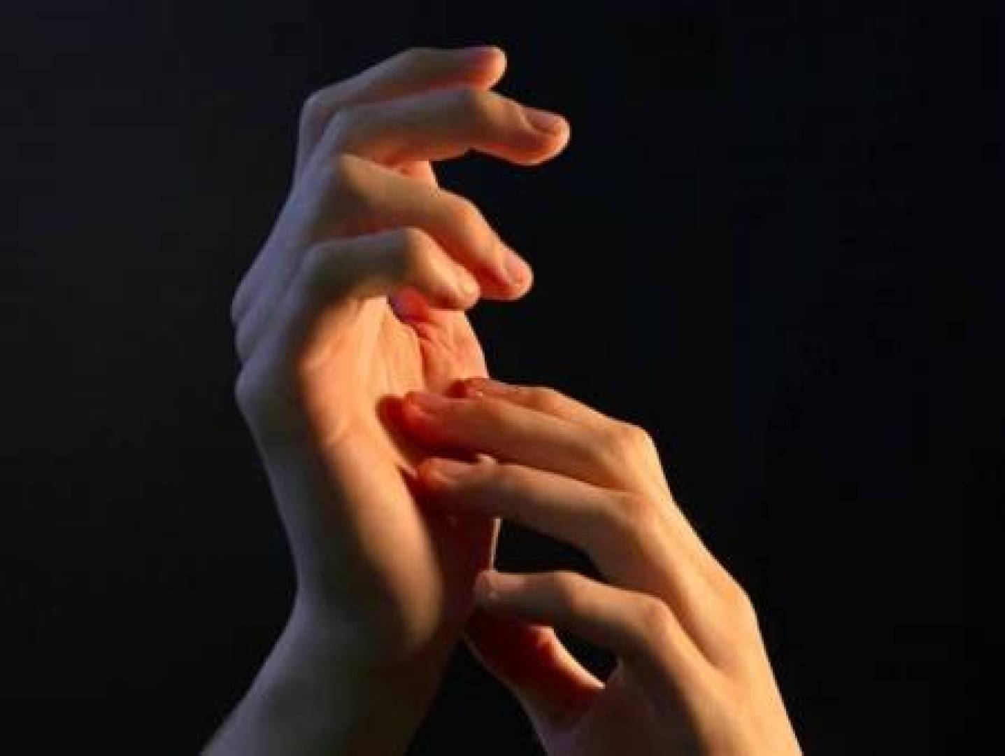 كيفية معالجة الدماغ للمس المرئي خلال أجزاء من الثانية