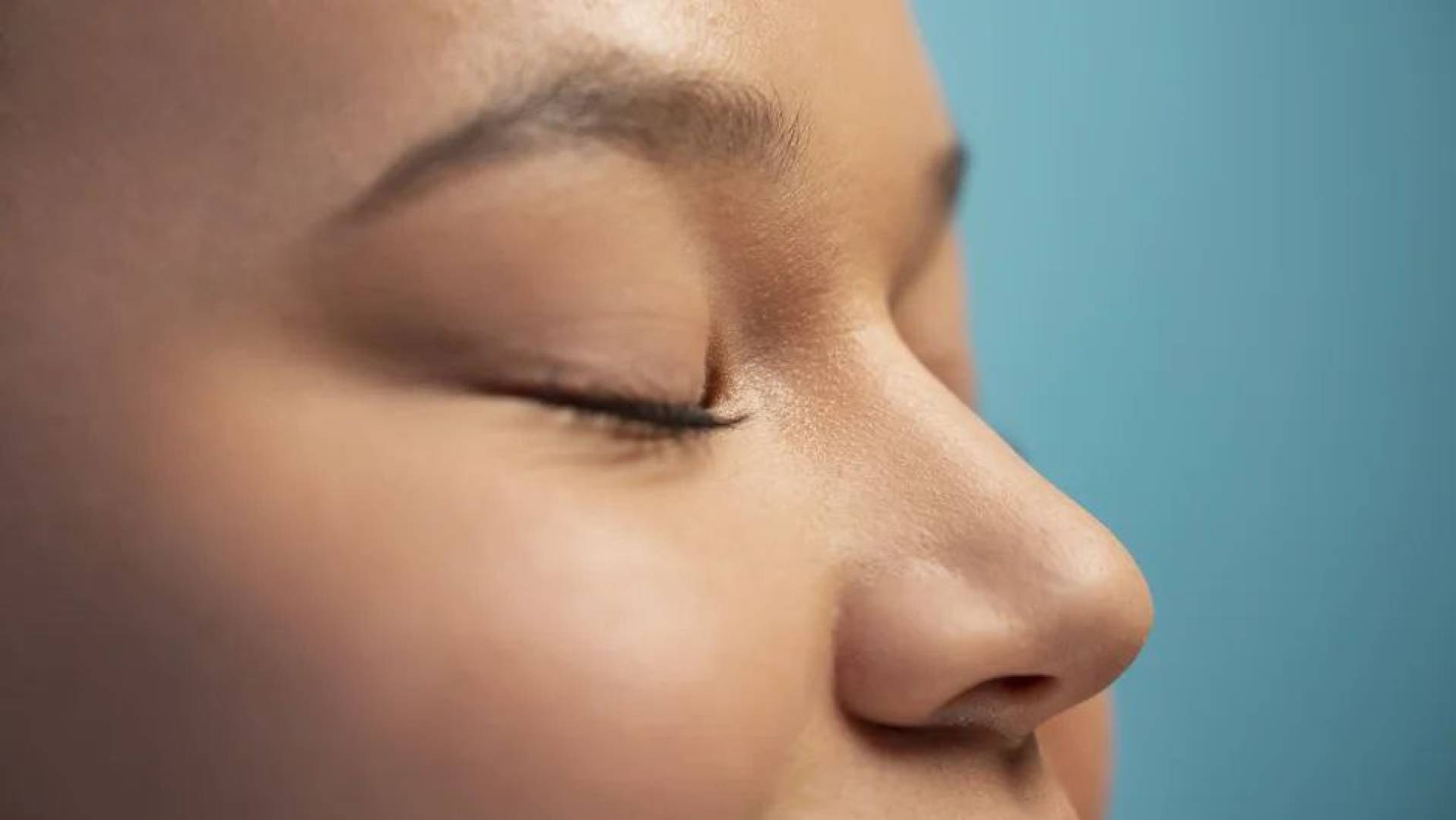 الكشف عن السر العلمي وراء وجود فتحتي أنف للإنسان