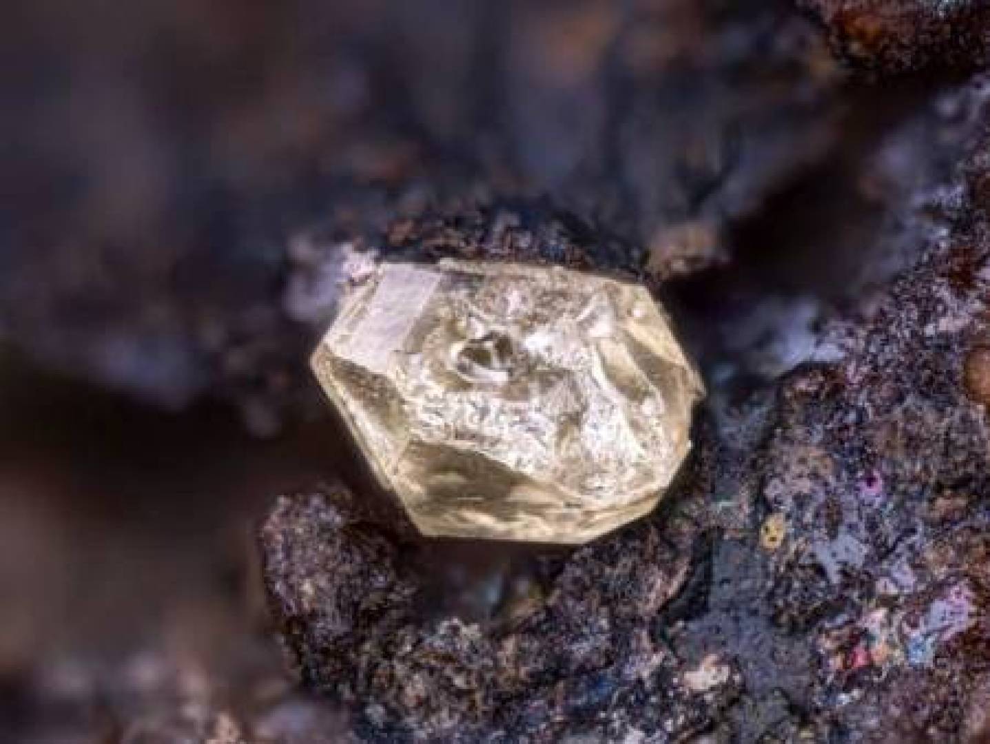 اكتشاف مادة فريدة داخل صخرة قمرية محفوظة منذ مهمة أبولو 17