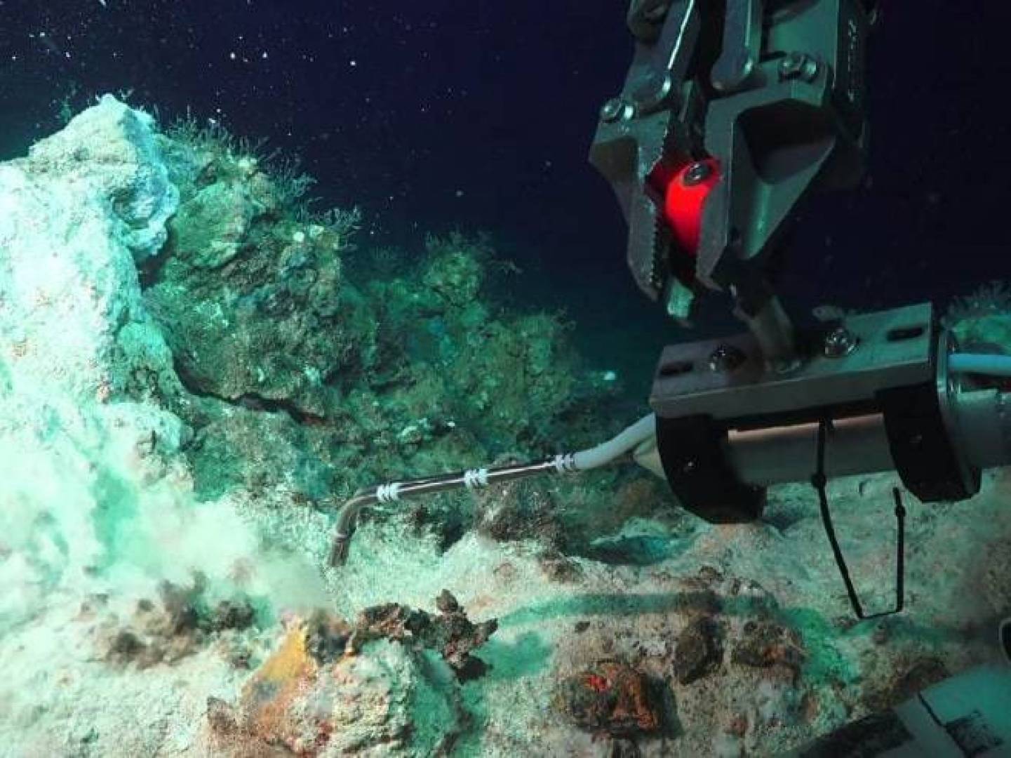 حقل حراري مائي ضخم في البحر المتوسط قرب جزيرة ميلوس