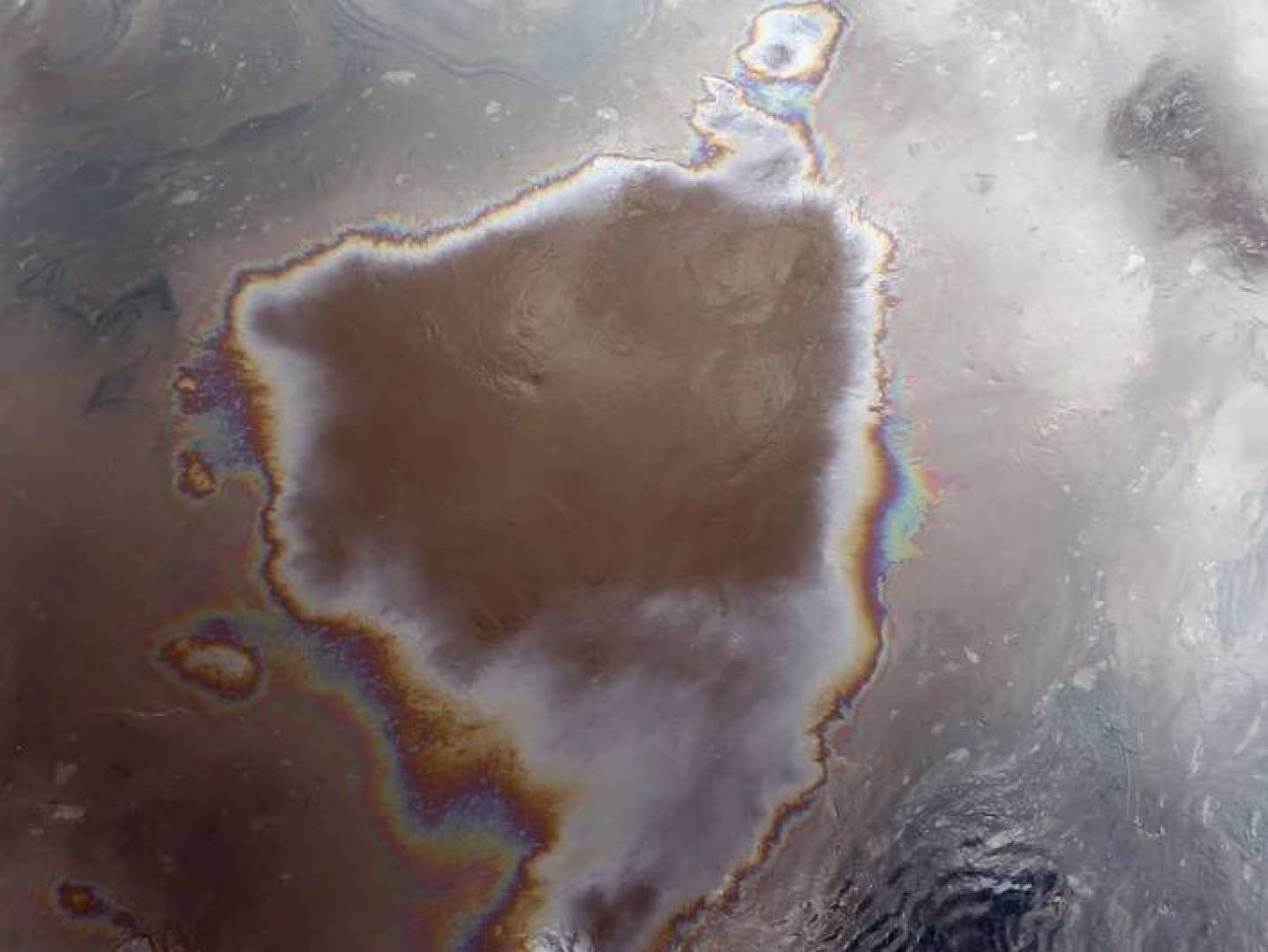 ابتكار مادة قادرة على جمع البقع النفطية فائقة الرقة من سطح البحر