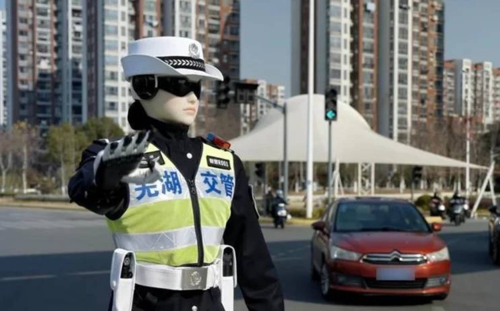 روبوتات صيني لتنظيم المرور في الشوارع لأول مرة