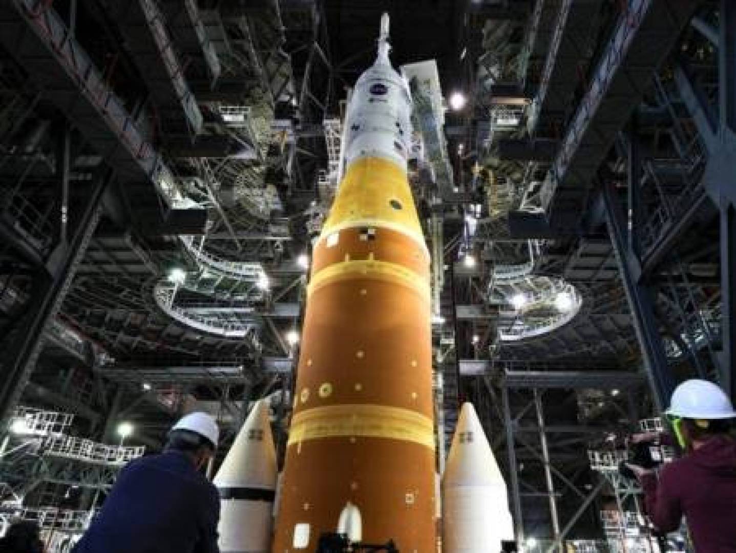 تسرب الوقود يؤجل أول مهمة مأهولة إلى القمر منذ 50 عامًا