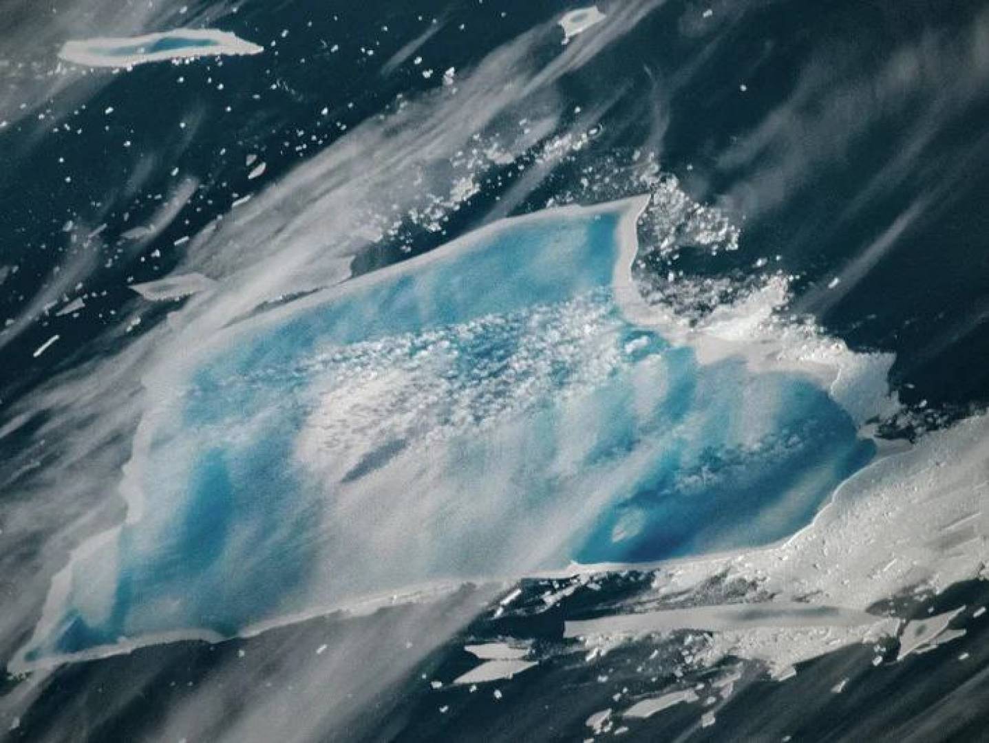 جبل الجليد A23a يتحول إلى الأزرق وقد ينهار خلال أسابيع