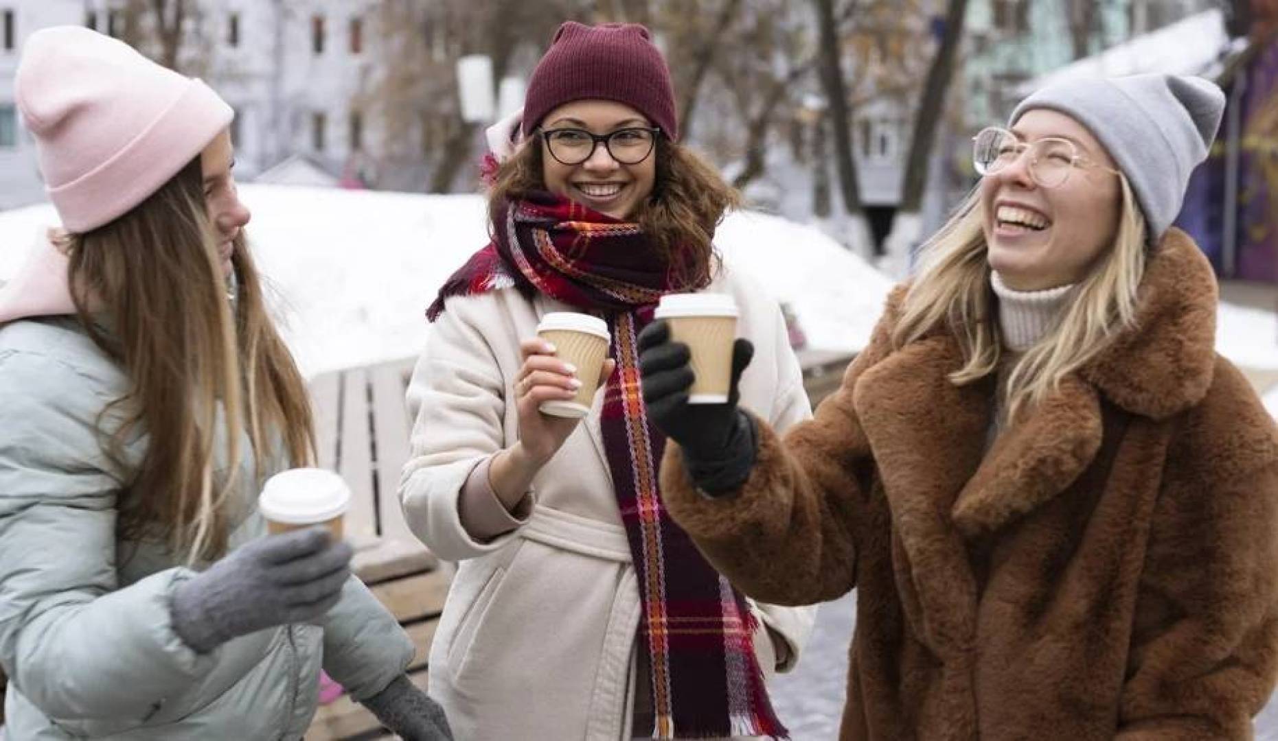 أكواب البلاستيك أو الورقية مصدر لآلاف جزيئات البلاستيك الدقيقة في المشروبات الساخنة