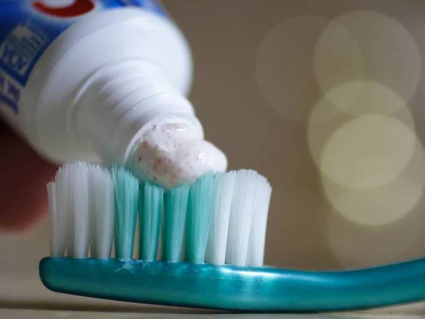 طريقة علمية جديدة وآمنة لتبييض الأسنان