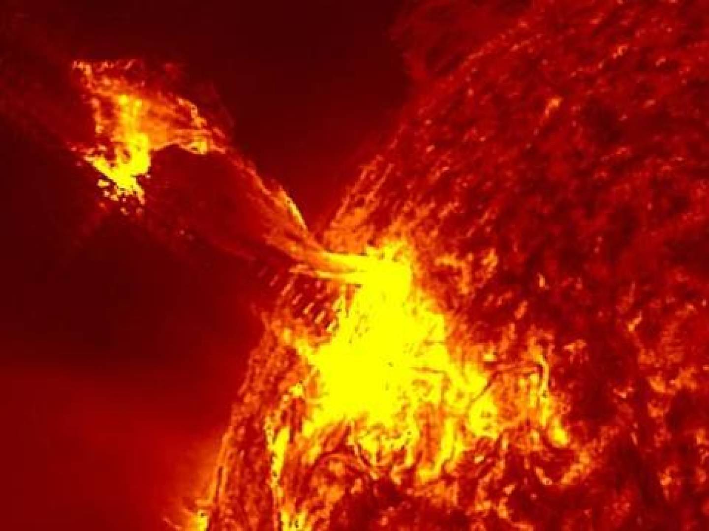 توهجات شمسة قوية ومكثفة في يوم واحد إحداها من الفئة العليا X