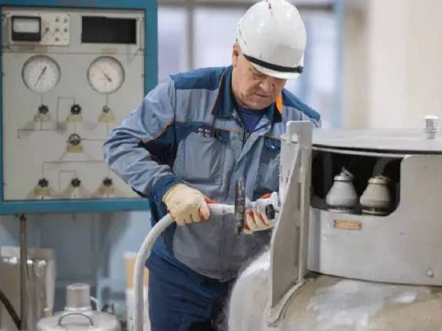 اختبار سلك فائق التوصيل يمهد لتسريع تطوير مفاعلات الاندماج النووي