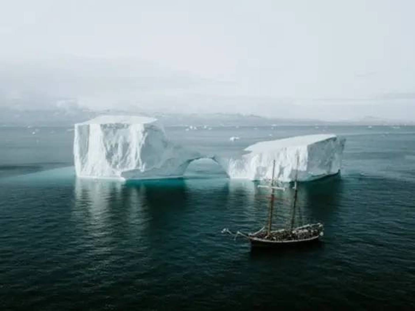 نظام ذكاء اصطناعي يعتمد على صور الأقمار الصناعية يراقب دورة حياة الجبال الجليدية