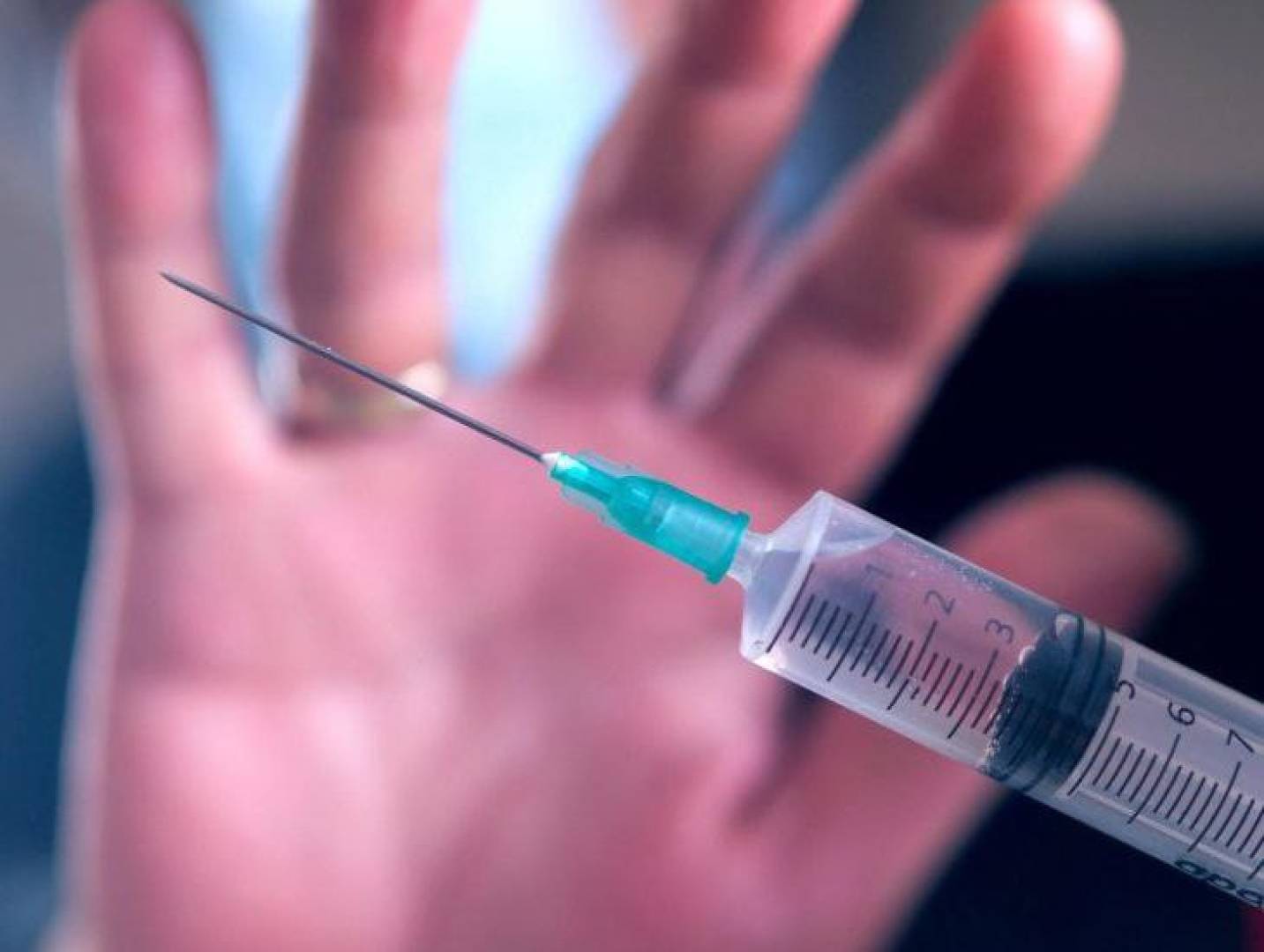 دراسة عالمية تكشف سبب جلطات الدم النادرة بعد لقاحات كوفيد-19