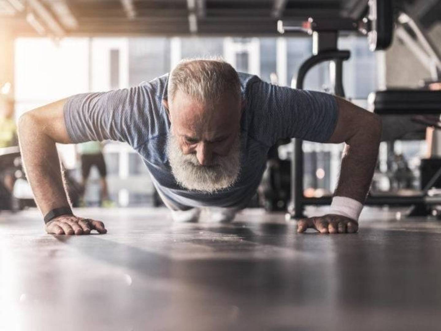 تمارين الفترات عالية الشدة (HIIT) تعد الأكثر فاعلية في تقليل دهون الجسم لدى كبار السن