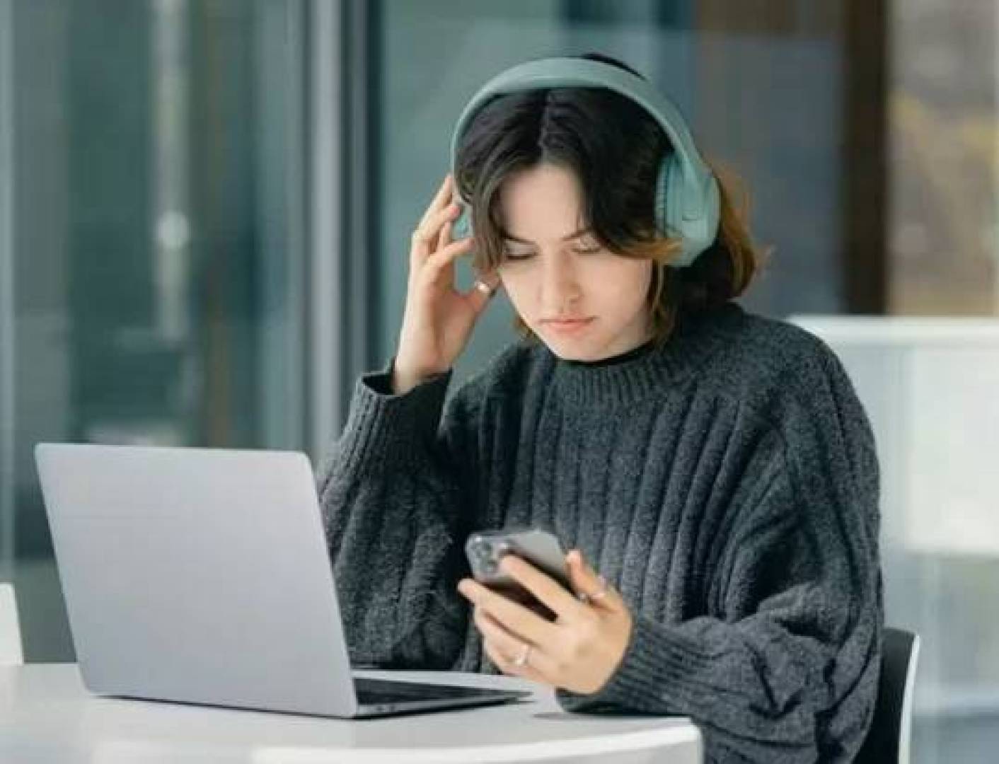 تأثير إدمان الهواتف الذكية على صحة الدماغ