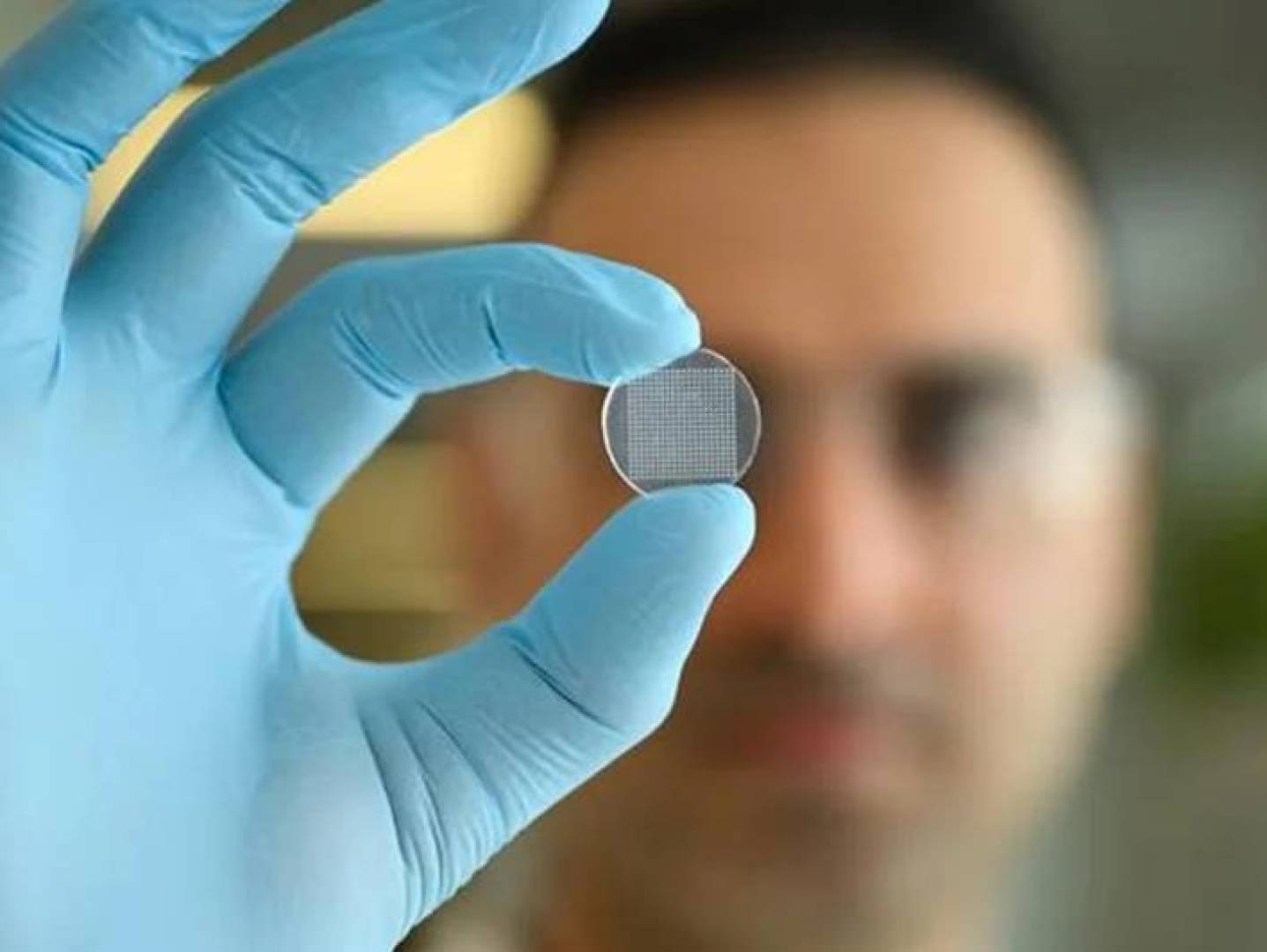 ابتكار لصقة طبية دقيقة تتابع المناعة وتكشف الالتهابات بسهولة