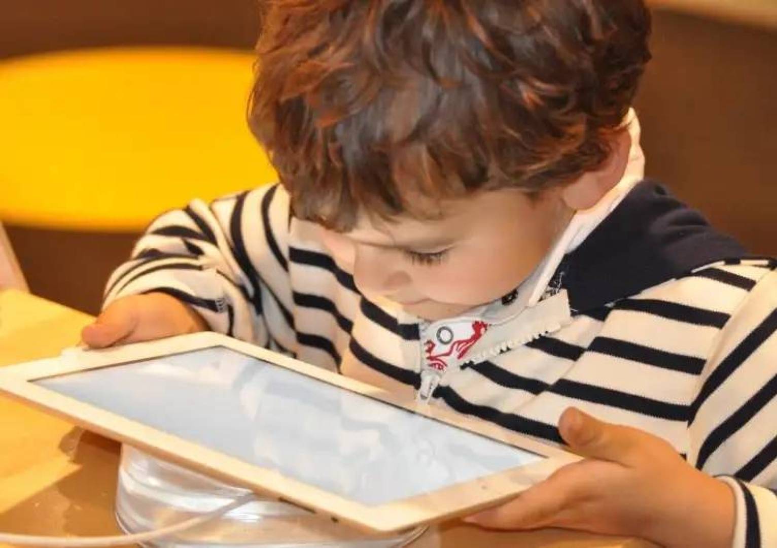 الذكاء الاصطناعي ليس صديقا للأطفال ويحتاج إلى إشراف صارم