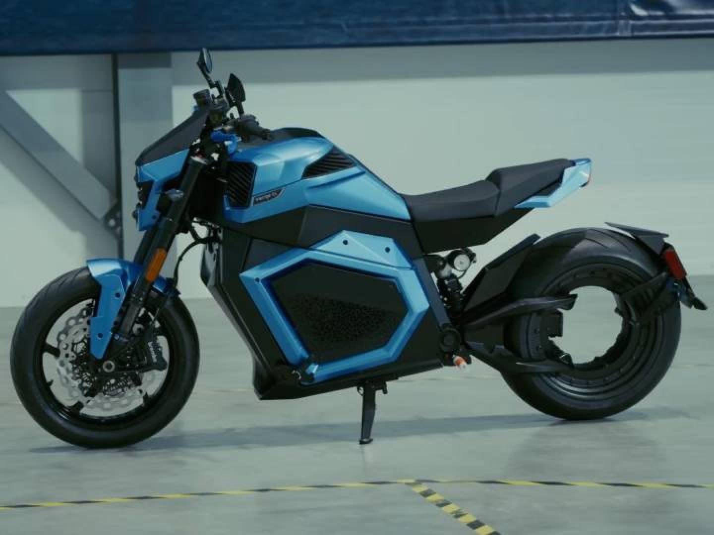 إنتاج أول دراجة كهربائية ببطارية صلبة وشحن سريع