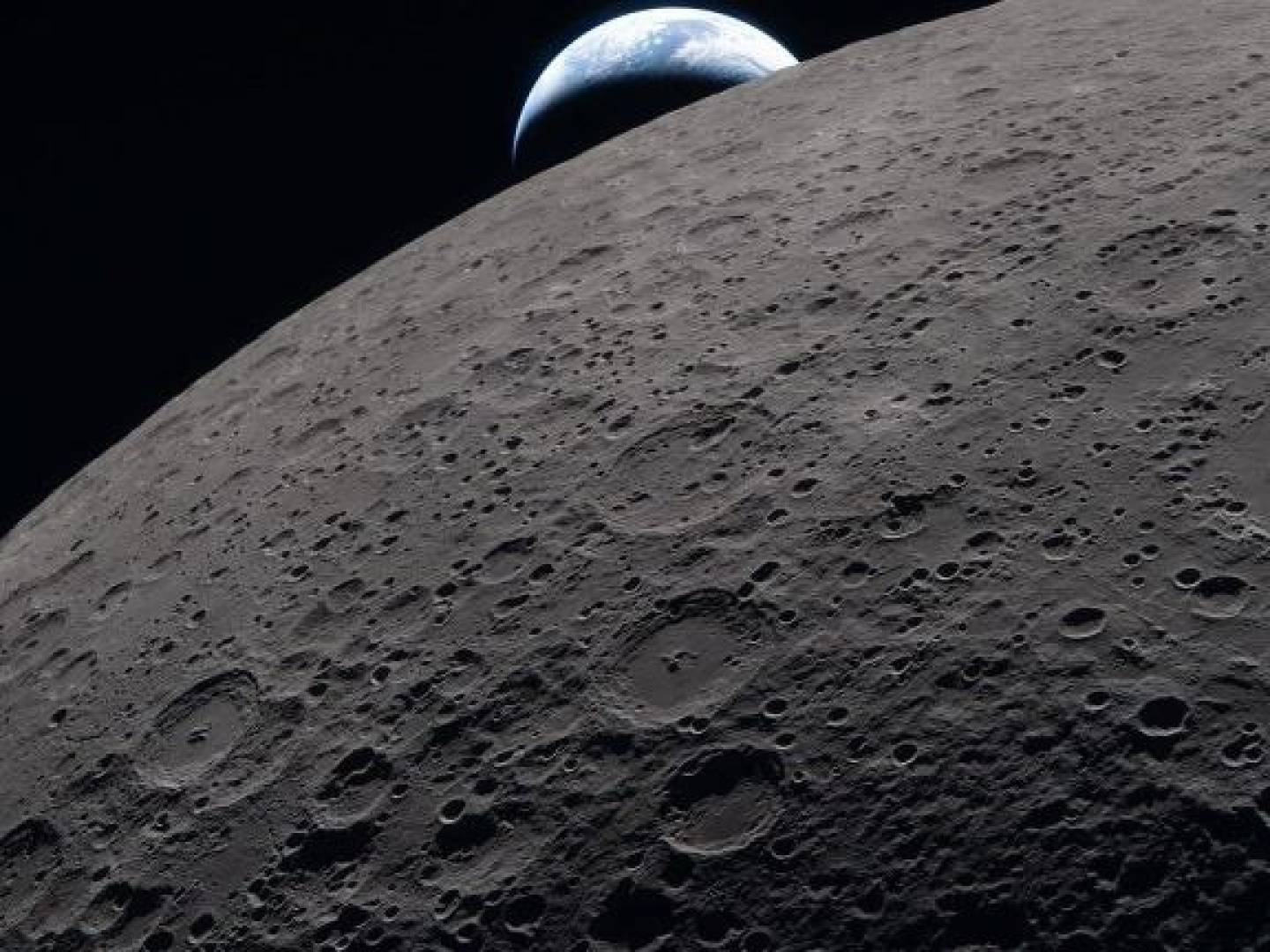 مهمة أرتميس 2 ترصد غروب الأرض وكسوف للشمس فريد قرب القمر