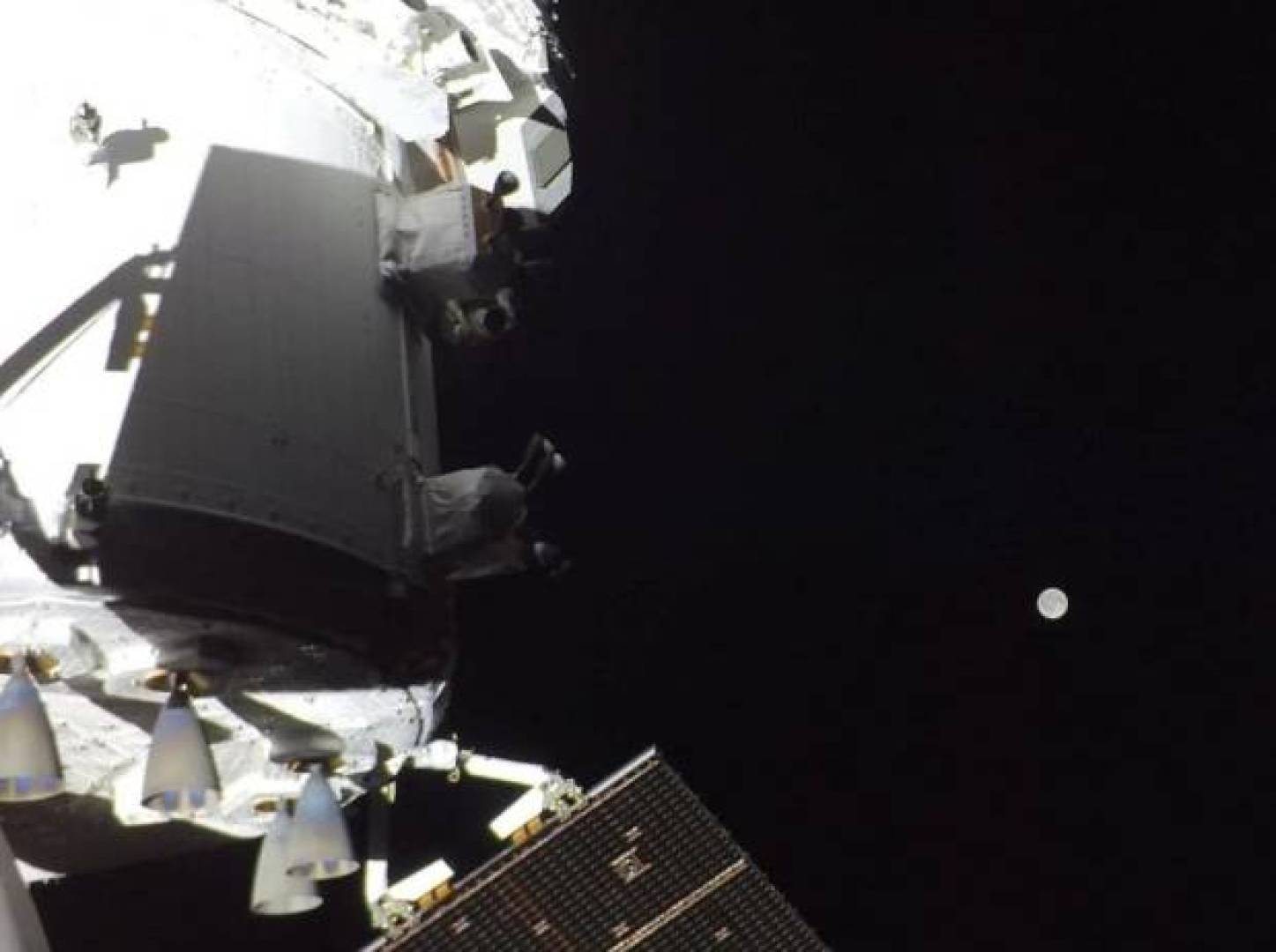 مهمة أرتميس2 تعود إلى الأرض بعد تحطيم رقم قياسي كأبعد رحلة بشرية في التاريخ